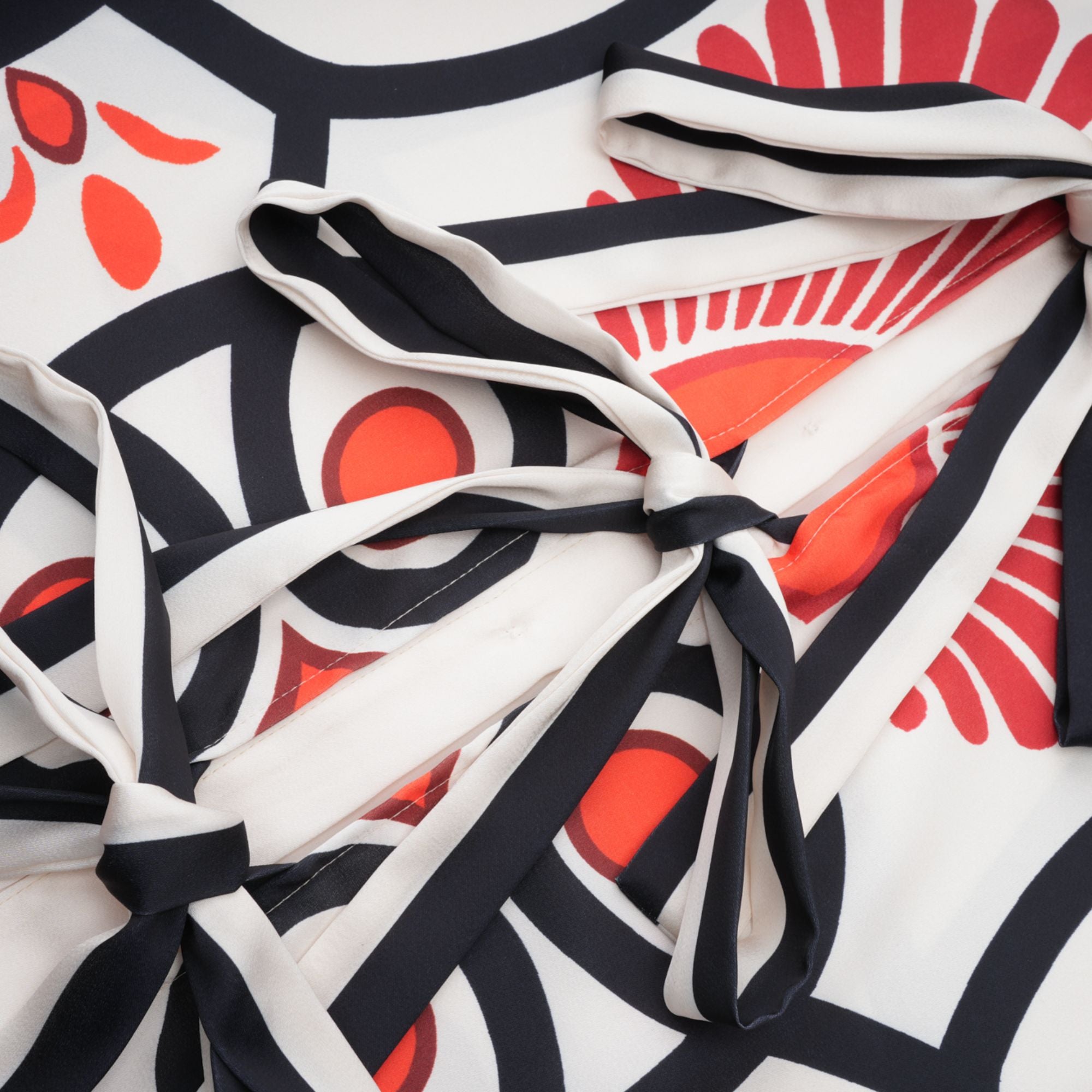 طقم قميص وبنطلون متناسق بطبعة جرافيكية من Amaranta