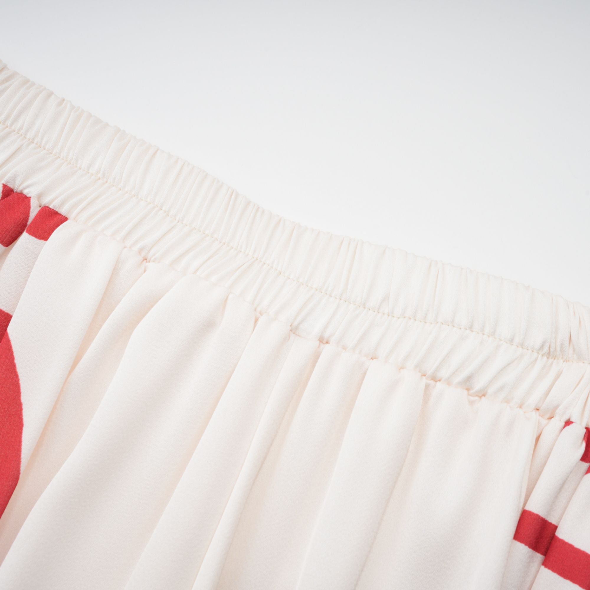 طقم قميص وبنطلون متناسق بطبعة جرافيكية من Amaranta