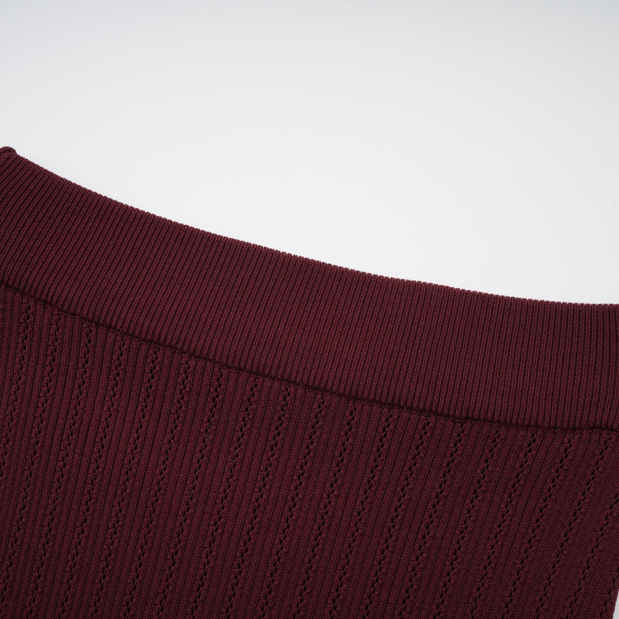 Corrine – Passendes Set aus rotem Strickoberteil und -rock mit Rüschen