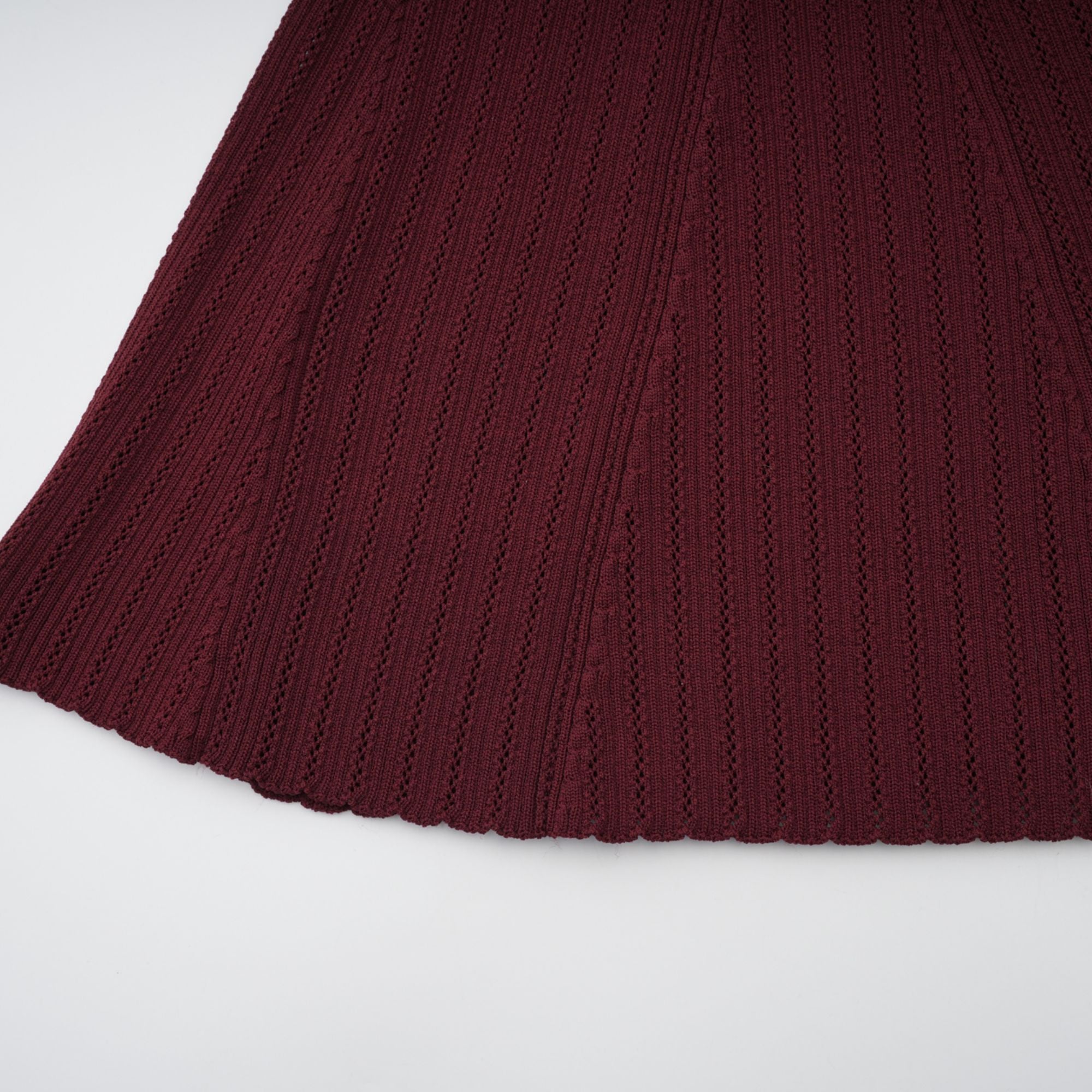 Corrine – Passendes Set aus rotem Strickoberteil und -rock mit Rüschen