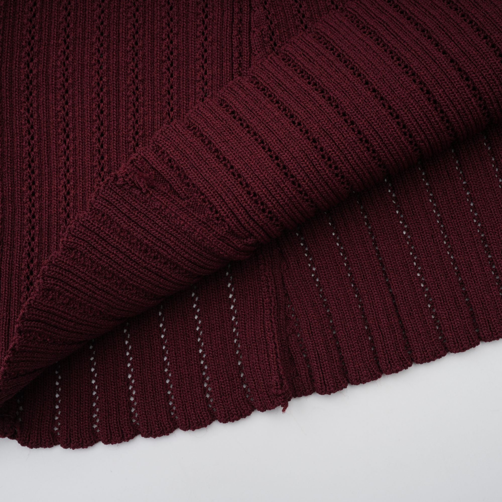 Corrine – Passendes Set aus rotem Strickoberteil und -rock mit Rüschen