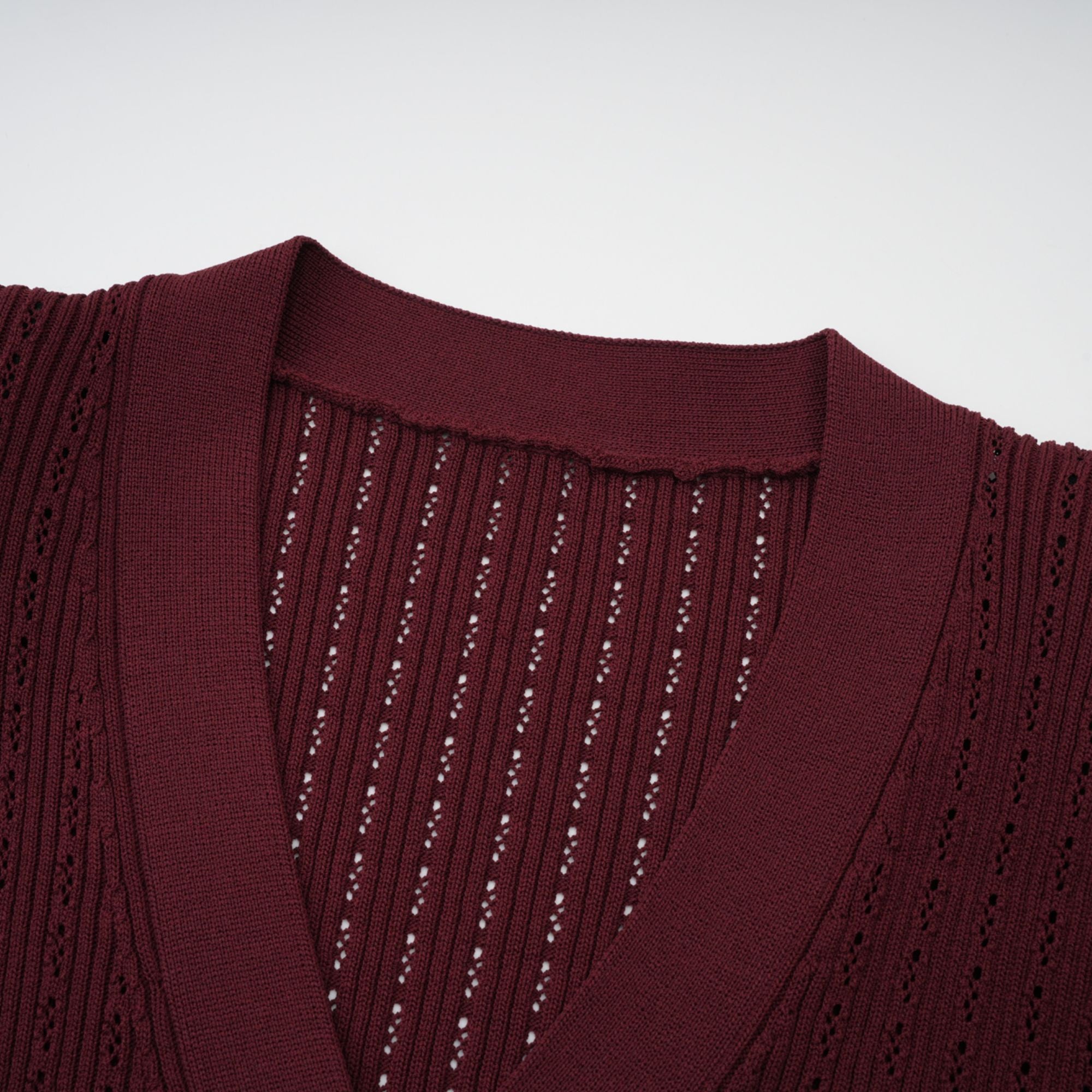 Corrine – Passendes Set aus rotem Strickoberteil und -rock mit Rüschen