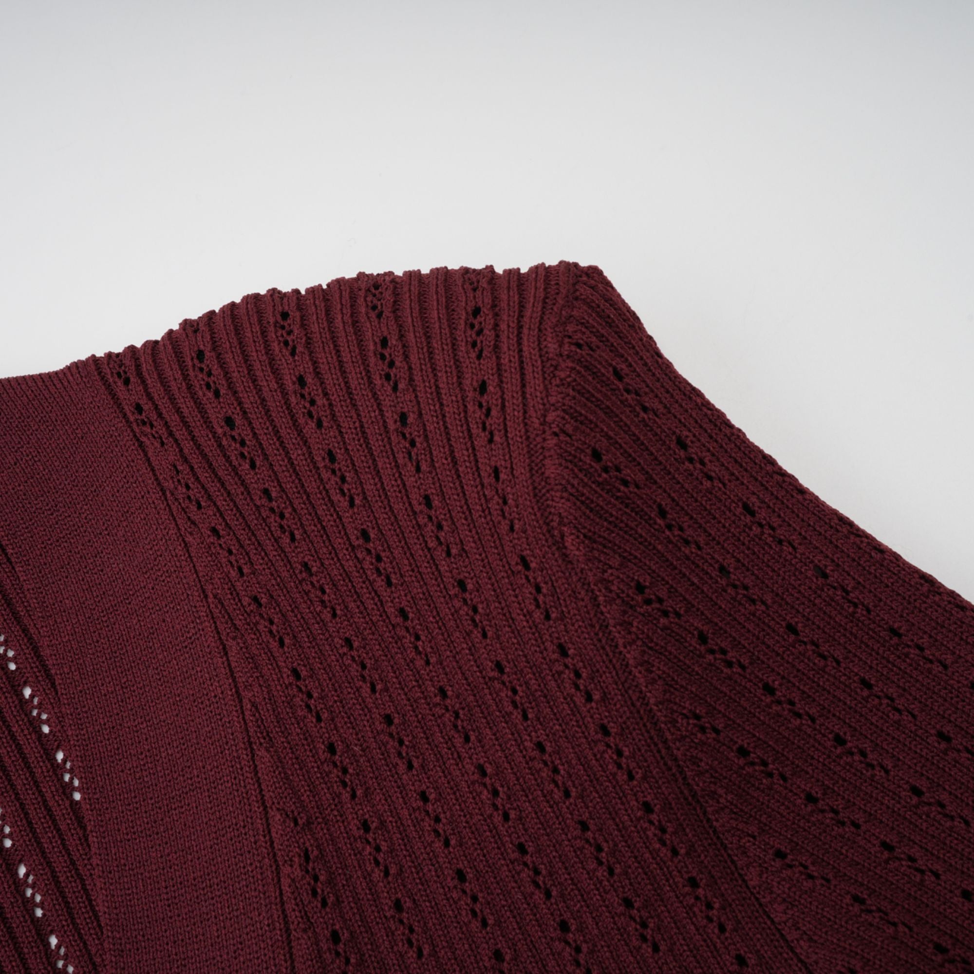 Corrine – Passendes Set aus rotem Strickoberteil und -rock mit Rüschen