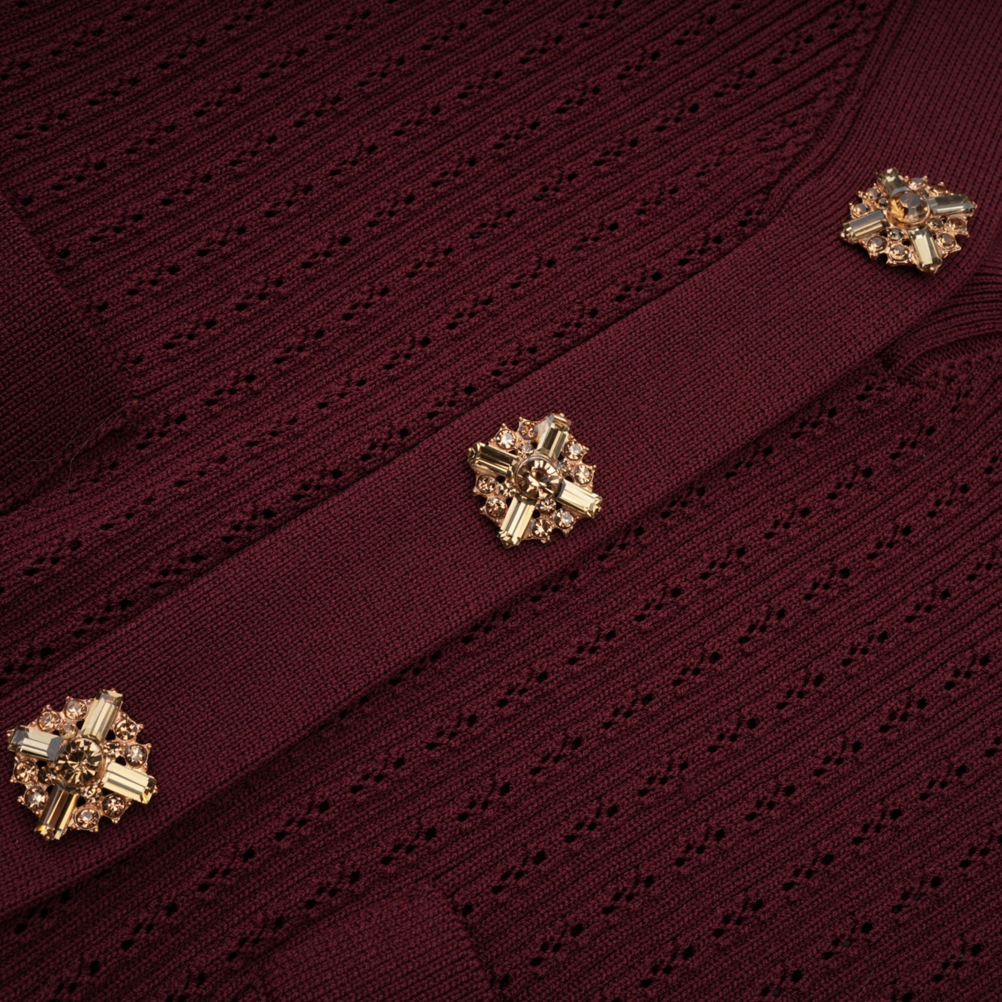 Corrine – Passendes Set aus rotem Strickoberteil und -rock mit Rüschen