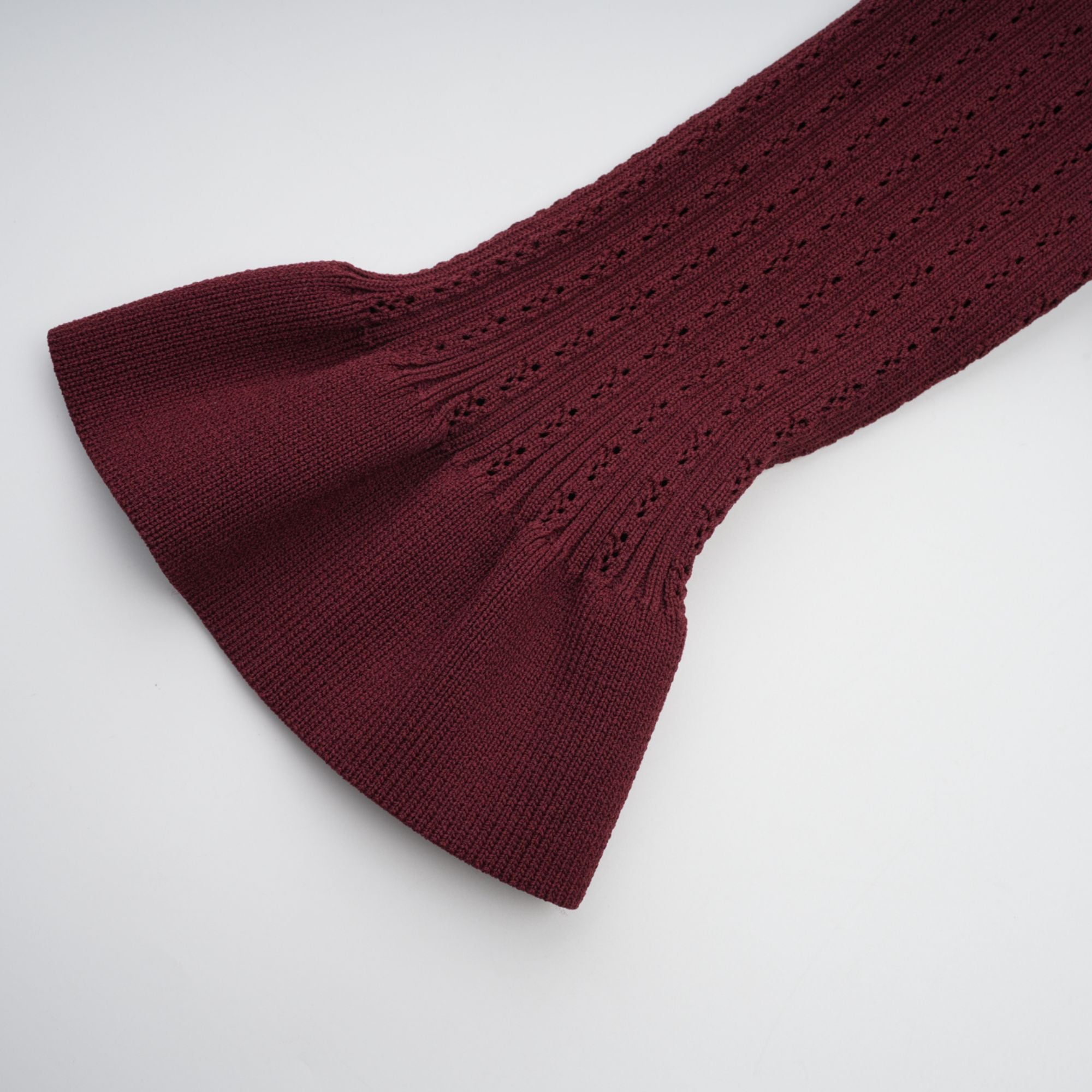 Corrine – Passendes Set aus rotem Strickoberteil und -rock mit Rüschen