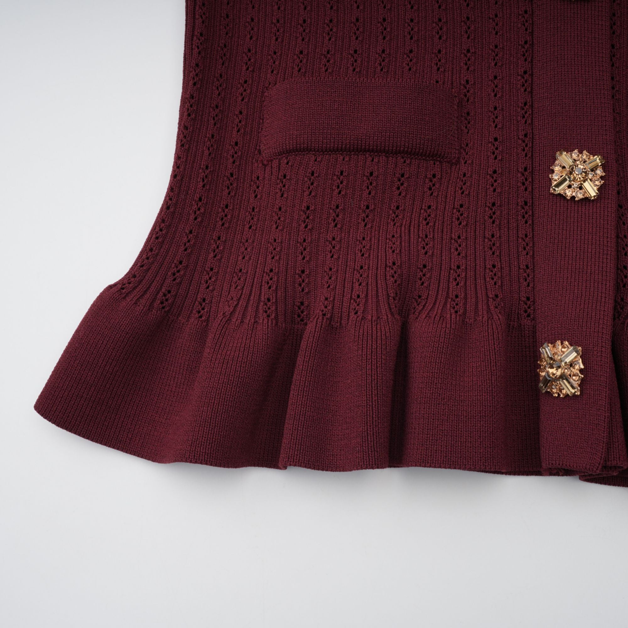 Corrine – Passendes Set aus rotem Strickoberteil und -rock mit Rüschen