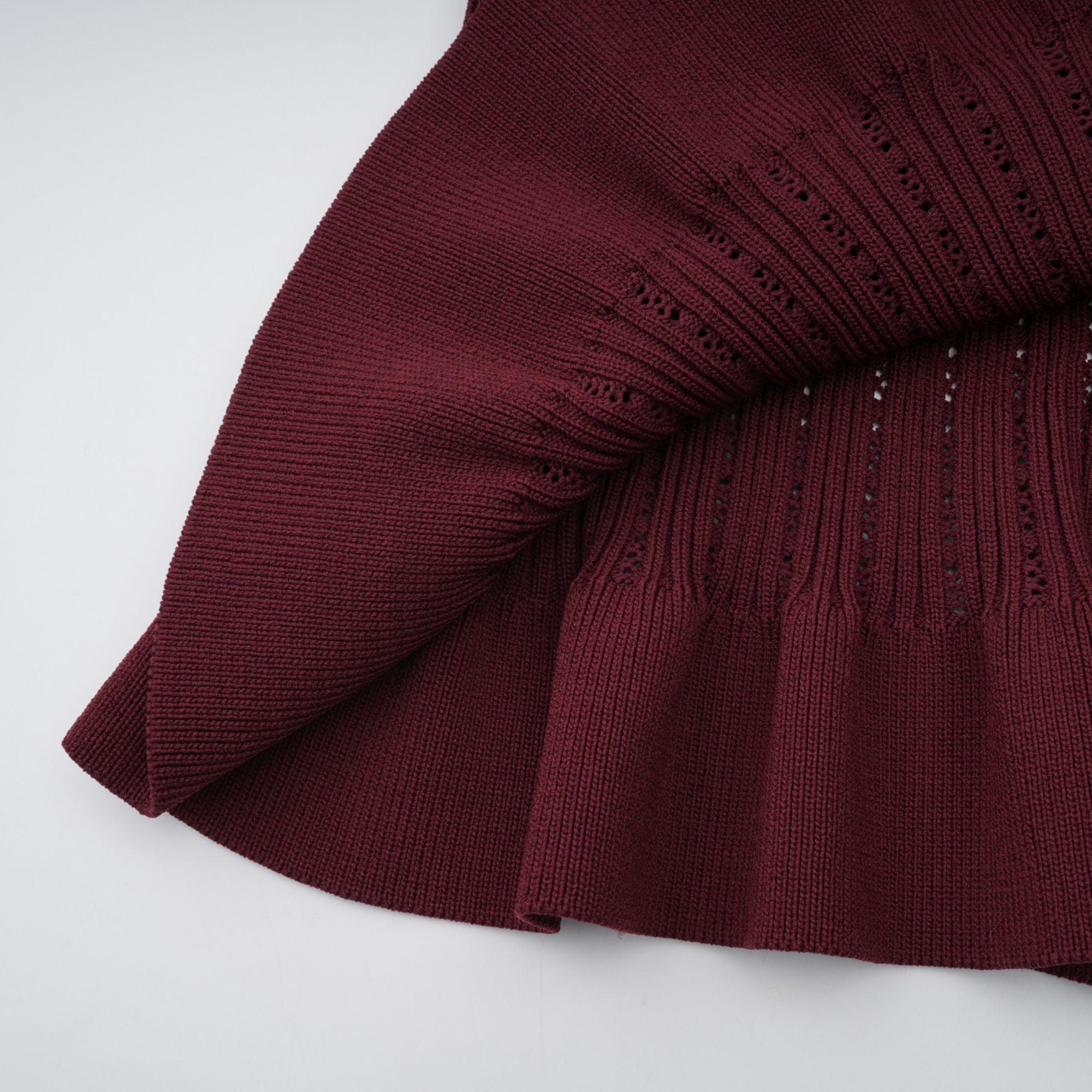 Corrine – Passendes Set aus rotem Strickoberteil und -rock mit Rüschen