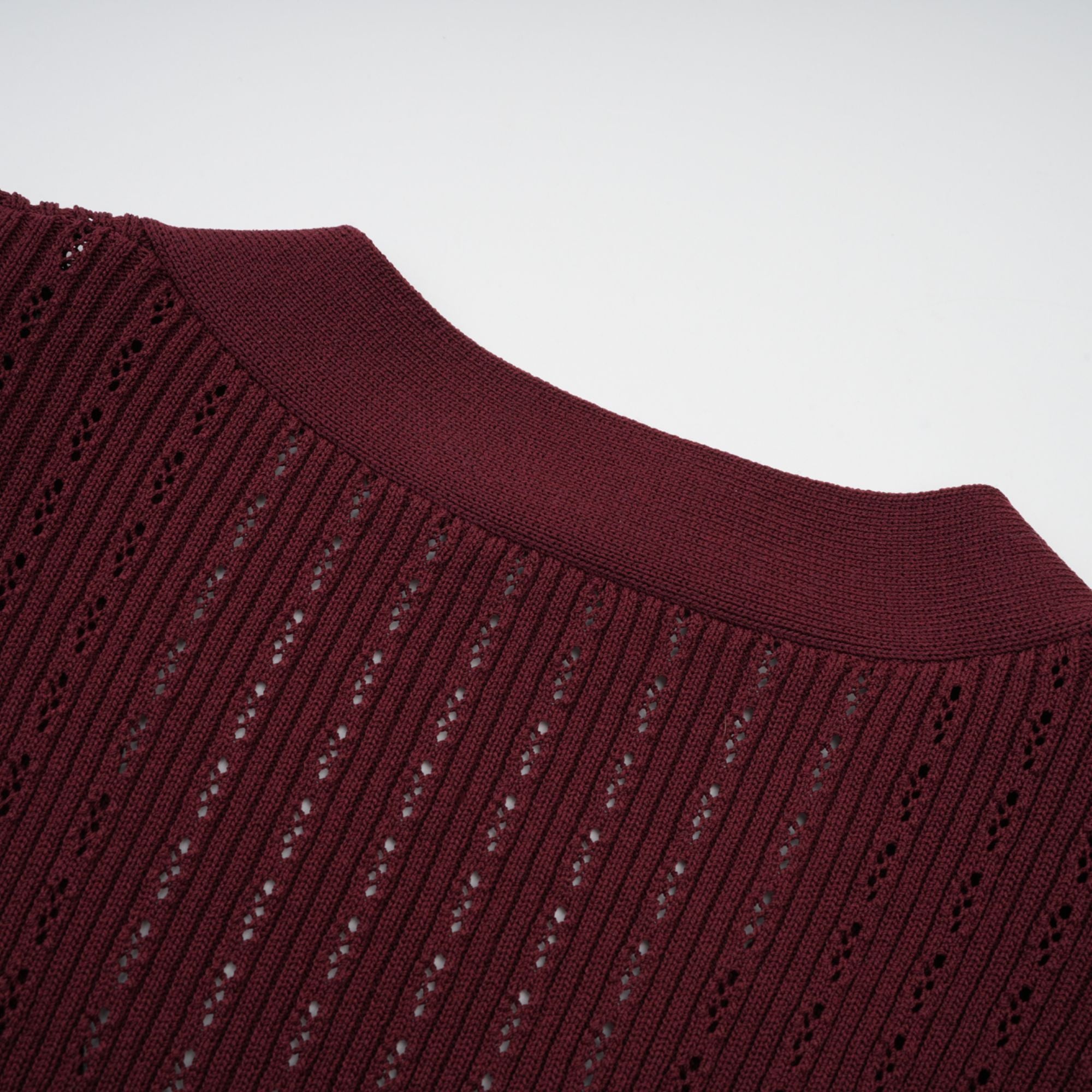 Corrine – Passendes Set aus rotem Strickoberteil und -rock mit Rüschen