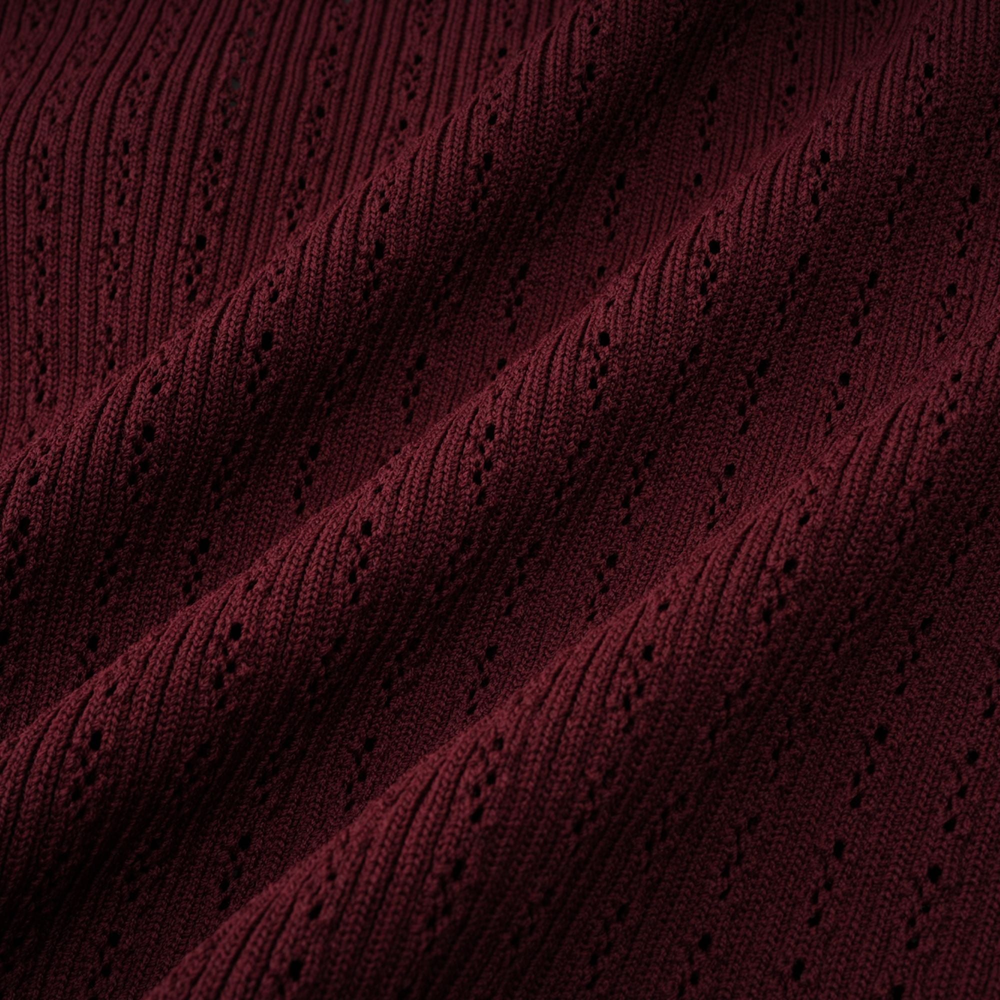 Corrine – Passendes Set aus rotem Strickoberteil und -rock mit Rüschen