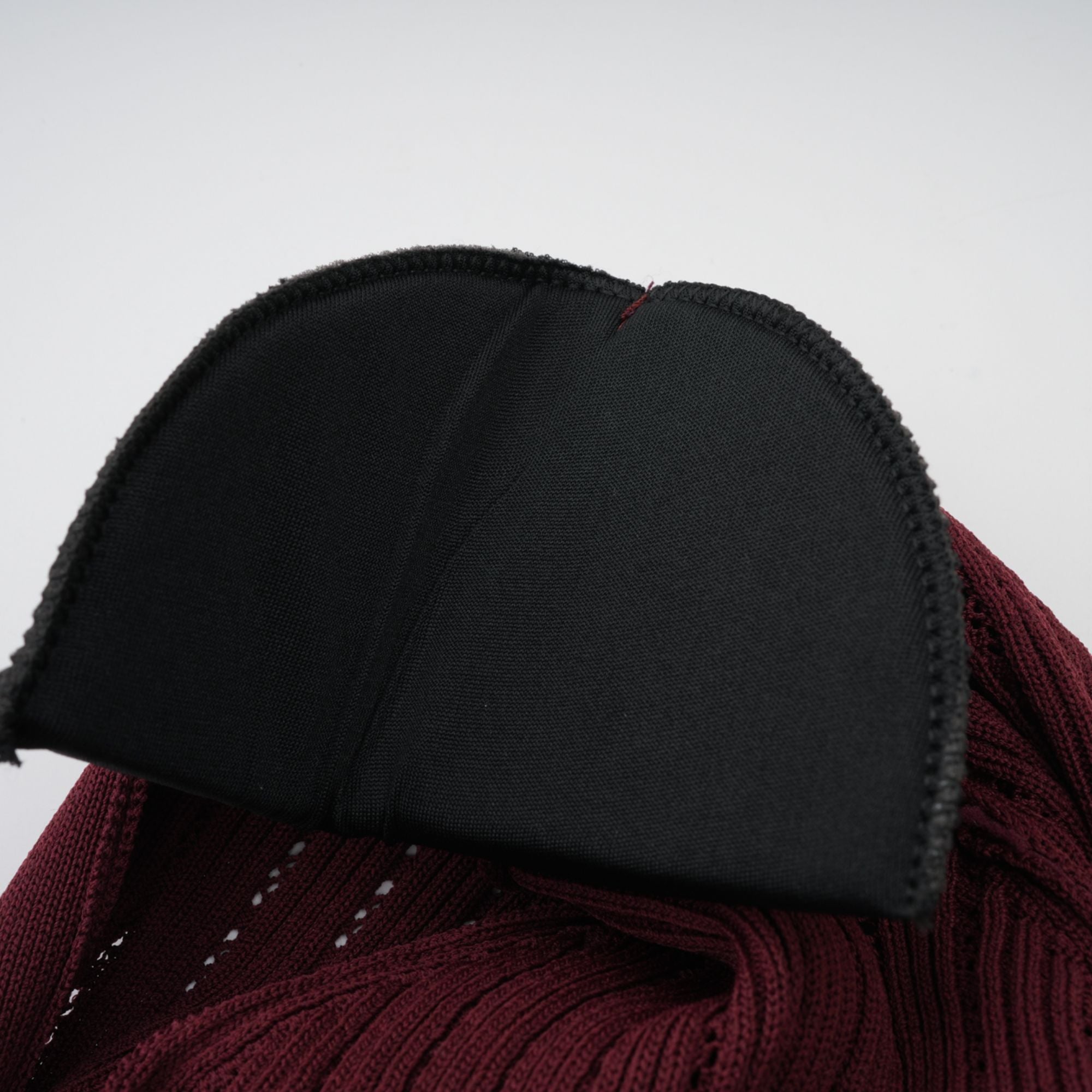 Corrine – Passendes Set aus rotem Strickoberteil und -rock mit Rüschen