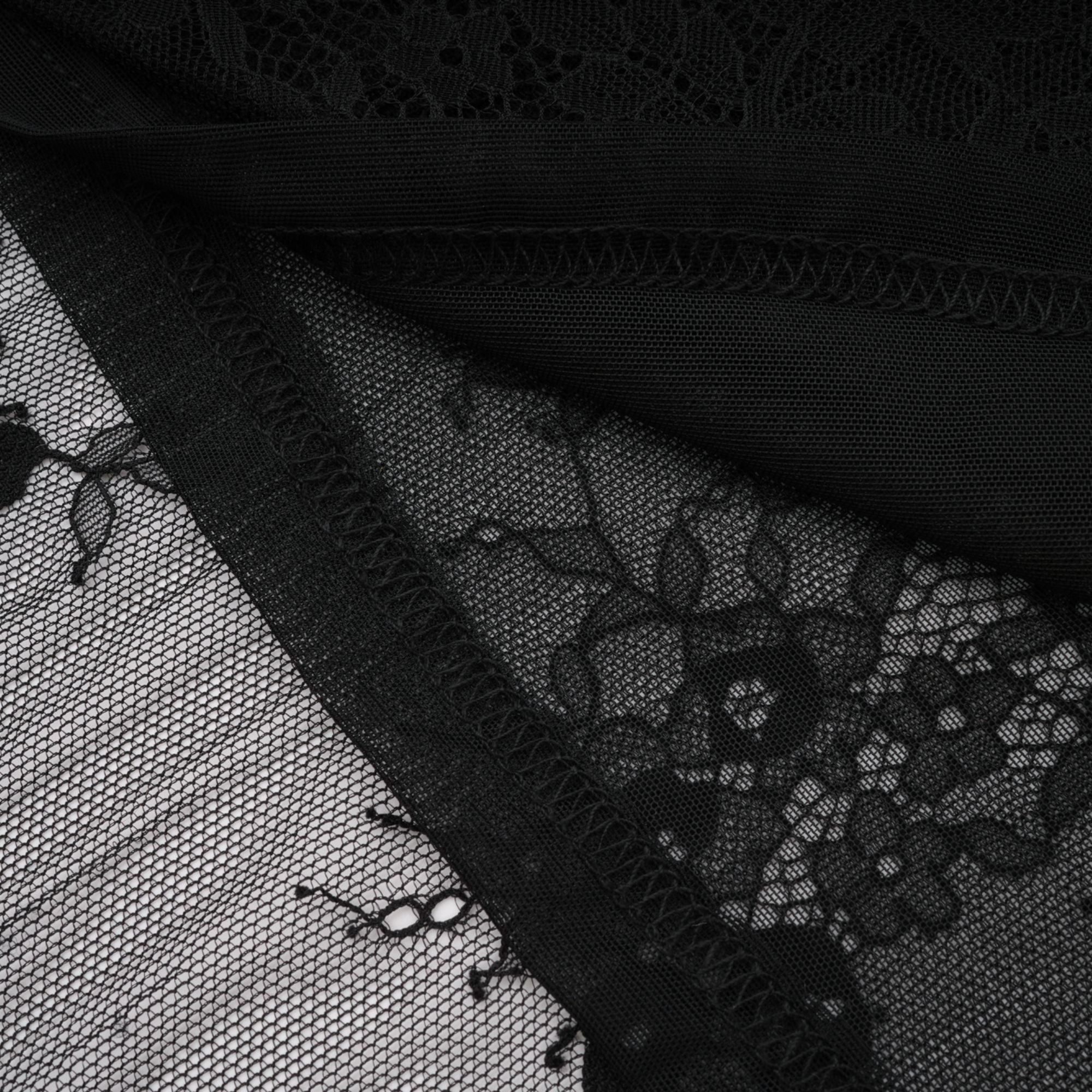 فستان إيرين ماكسي أسود مزين بالكريستال