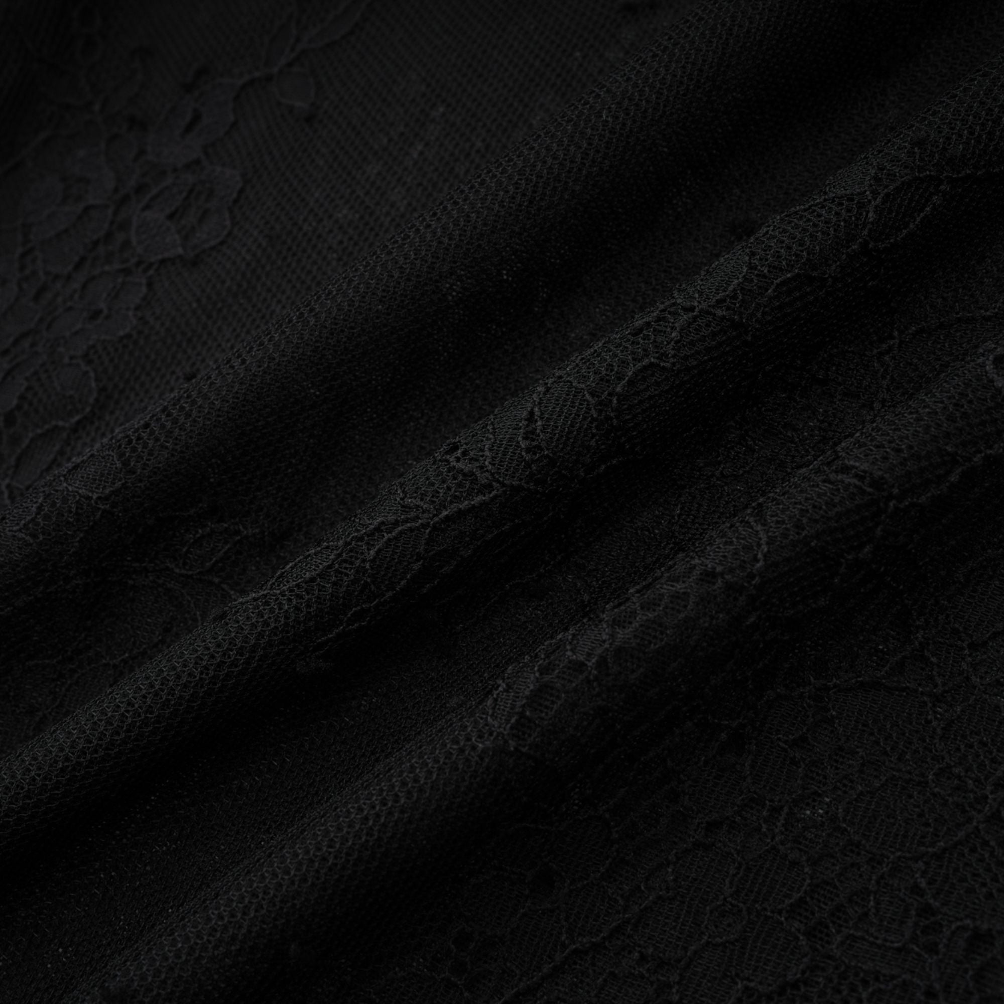 فستان إيرين ماكسي أسود مزين بالكريستال