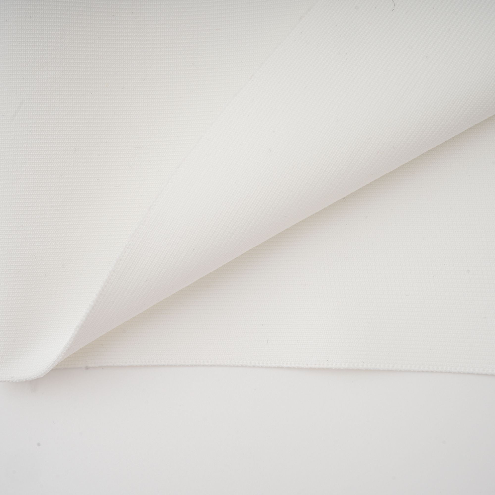 فستان كابوسين أبيض بقصة واسعة مع فيونكة