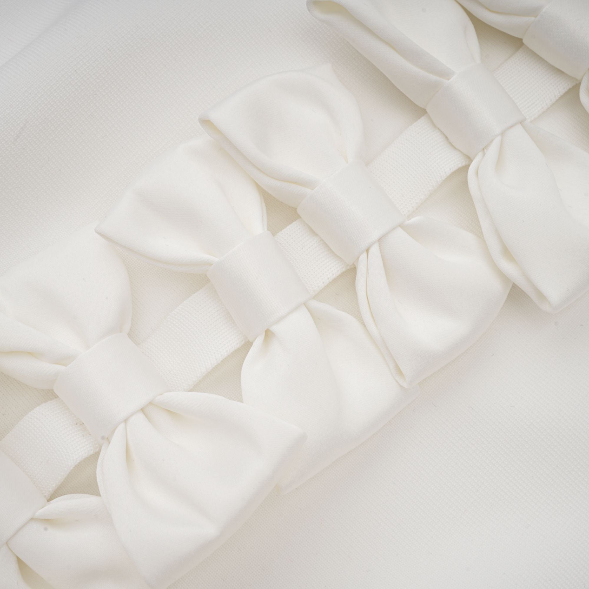 فستان كابوسين أبيض بقصة واسعة مع فيونكة