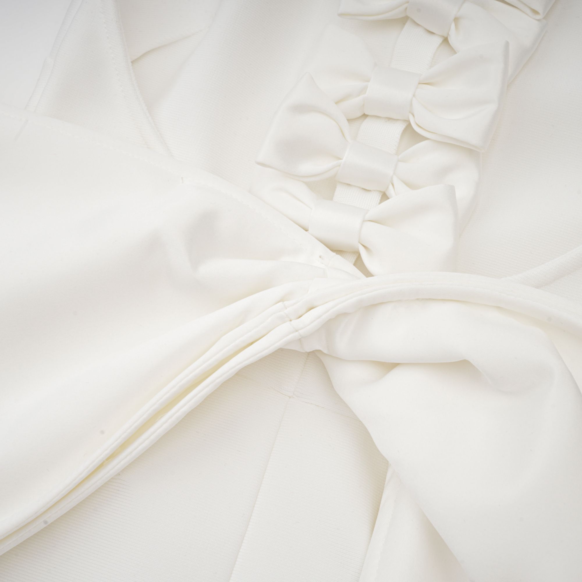 فستان كابوسين أبيض بقصة واسعة مع فيونكة