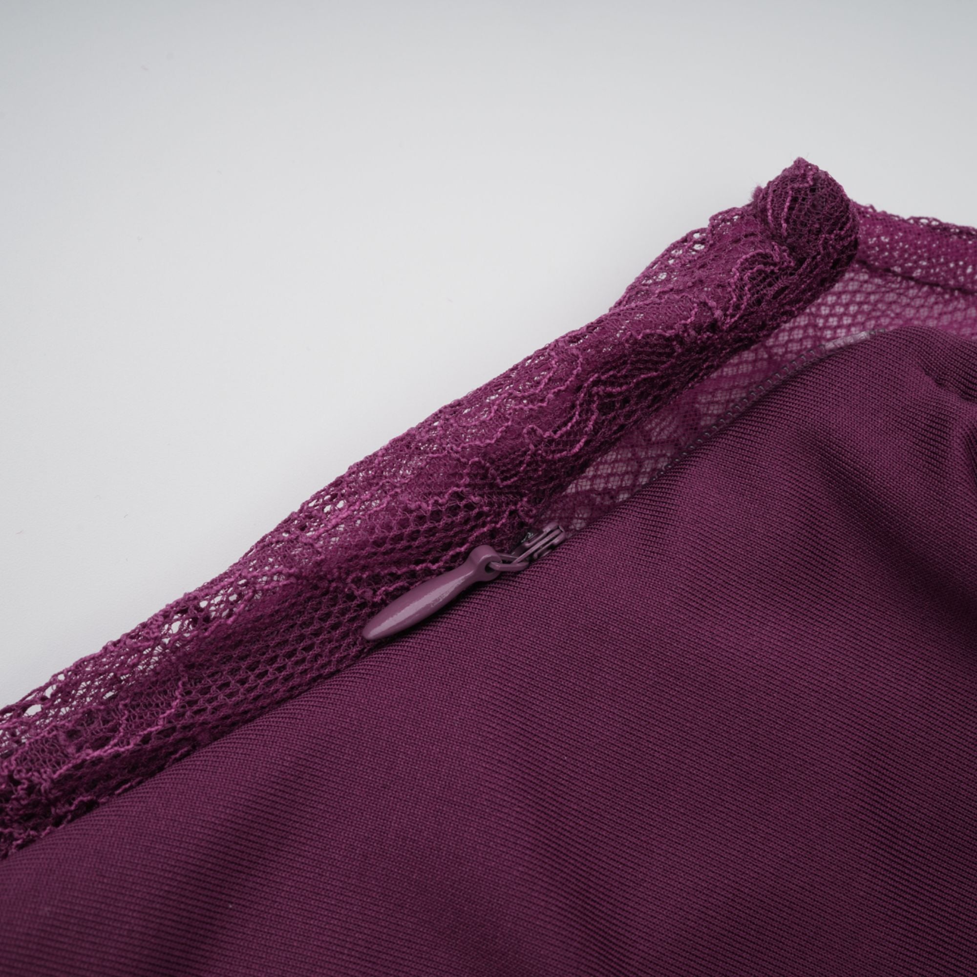 فستان طويل مزين بالدانتيل من Borbála باللون الأرجواني