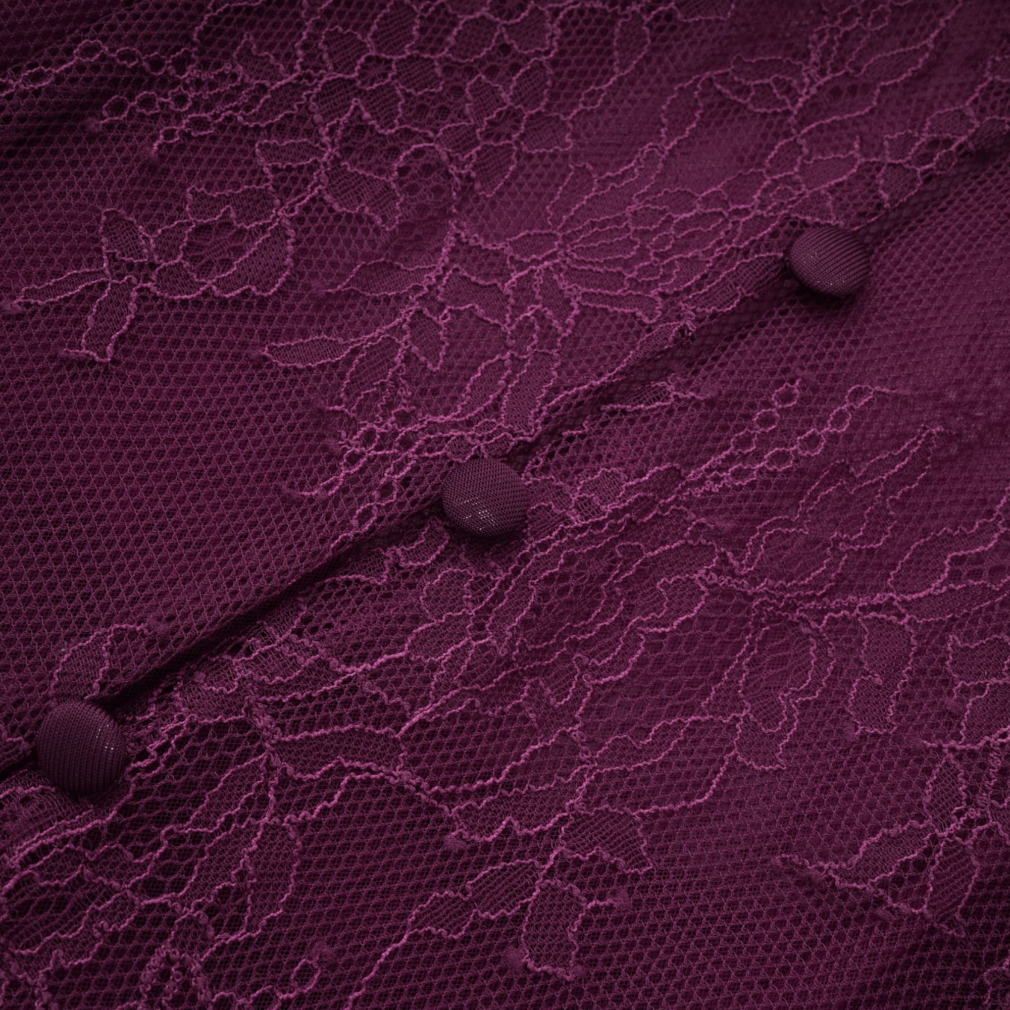 فستان طويل مزين بالدانتيل من Borbála باللون الأرجواني