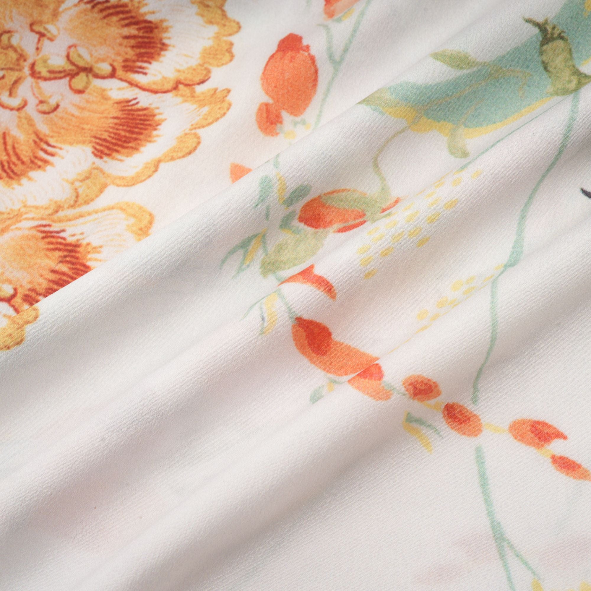 بلوزة إيفون مزينة بطبعات الأزهار وفتحة رقبة على شكل حرف V