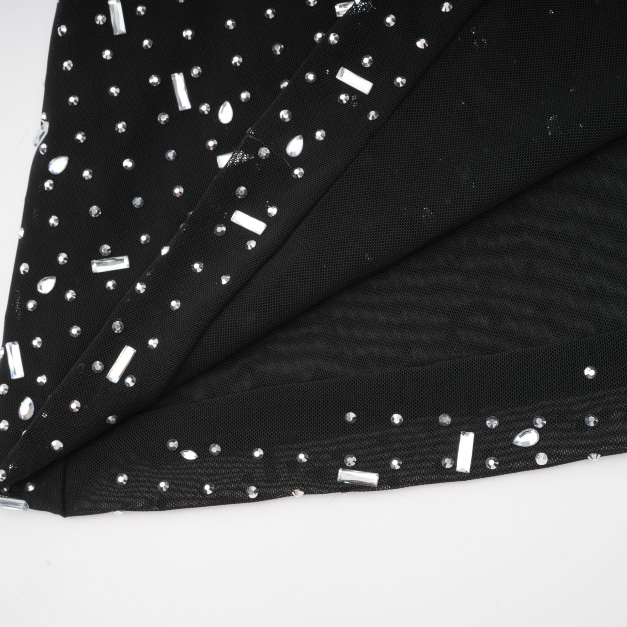 فستان ماكسي شفاف نصف مزين باللون الأسود من لينا