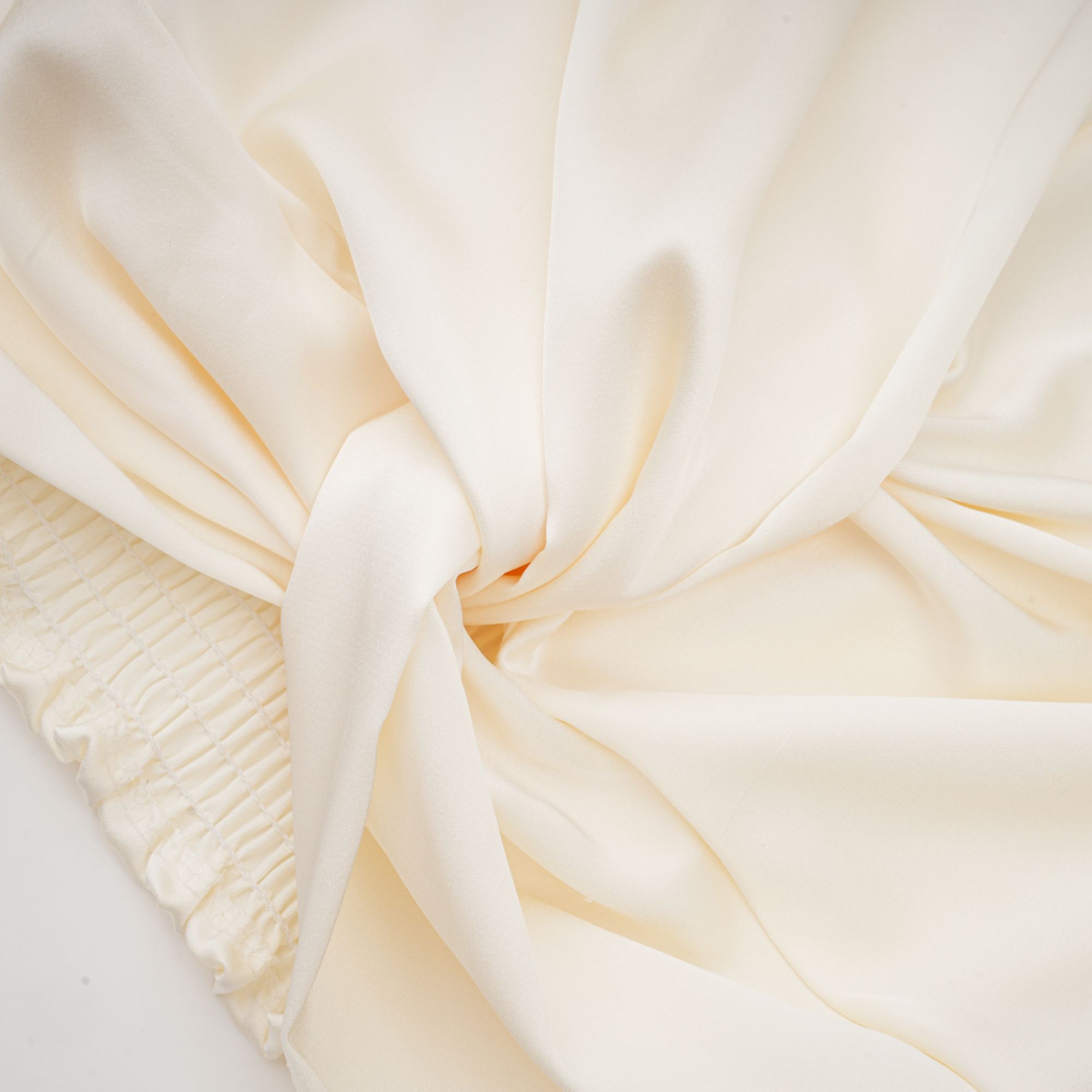 بلوزة نوريا البيضاء المقصوصة بنقشة زهور صناعية