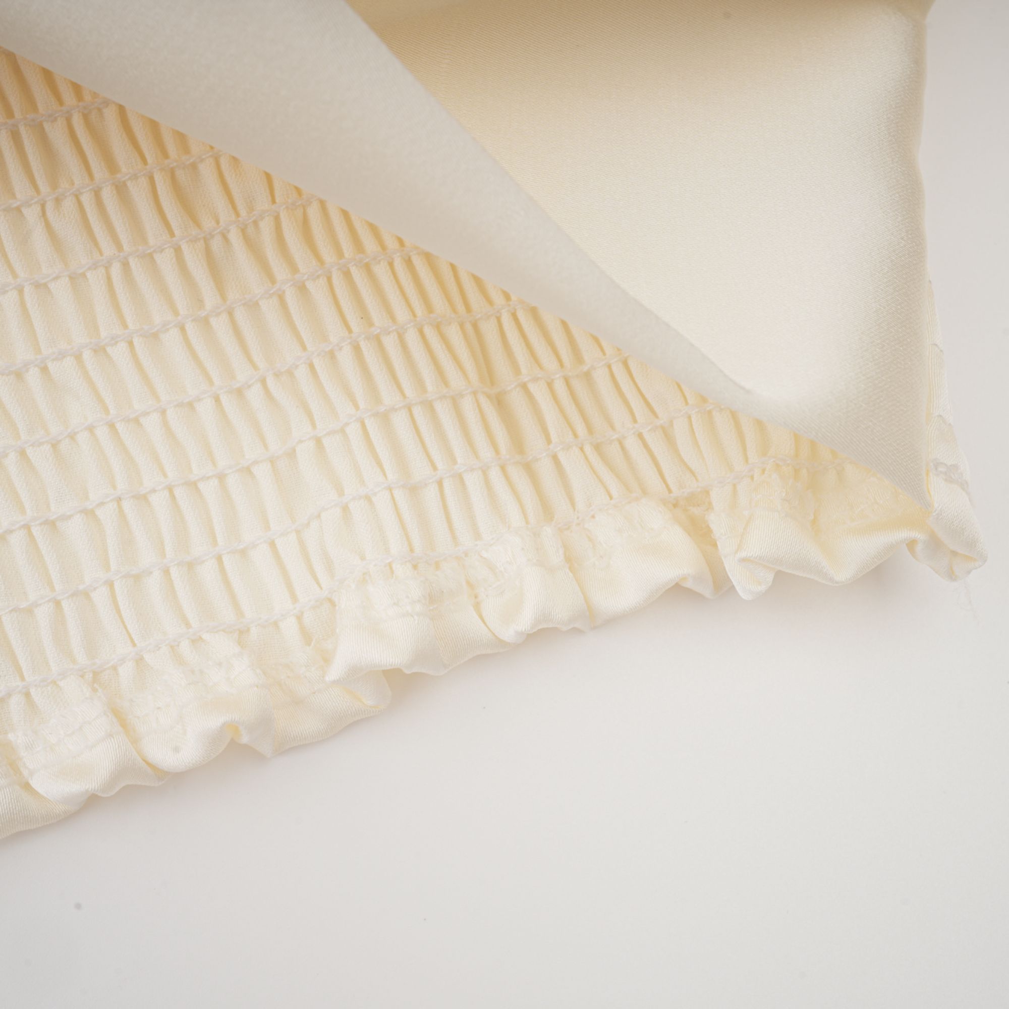 بلوزة نوريا البيضاء المقصوصة بنقشة زهور صناعية