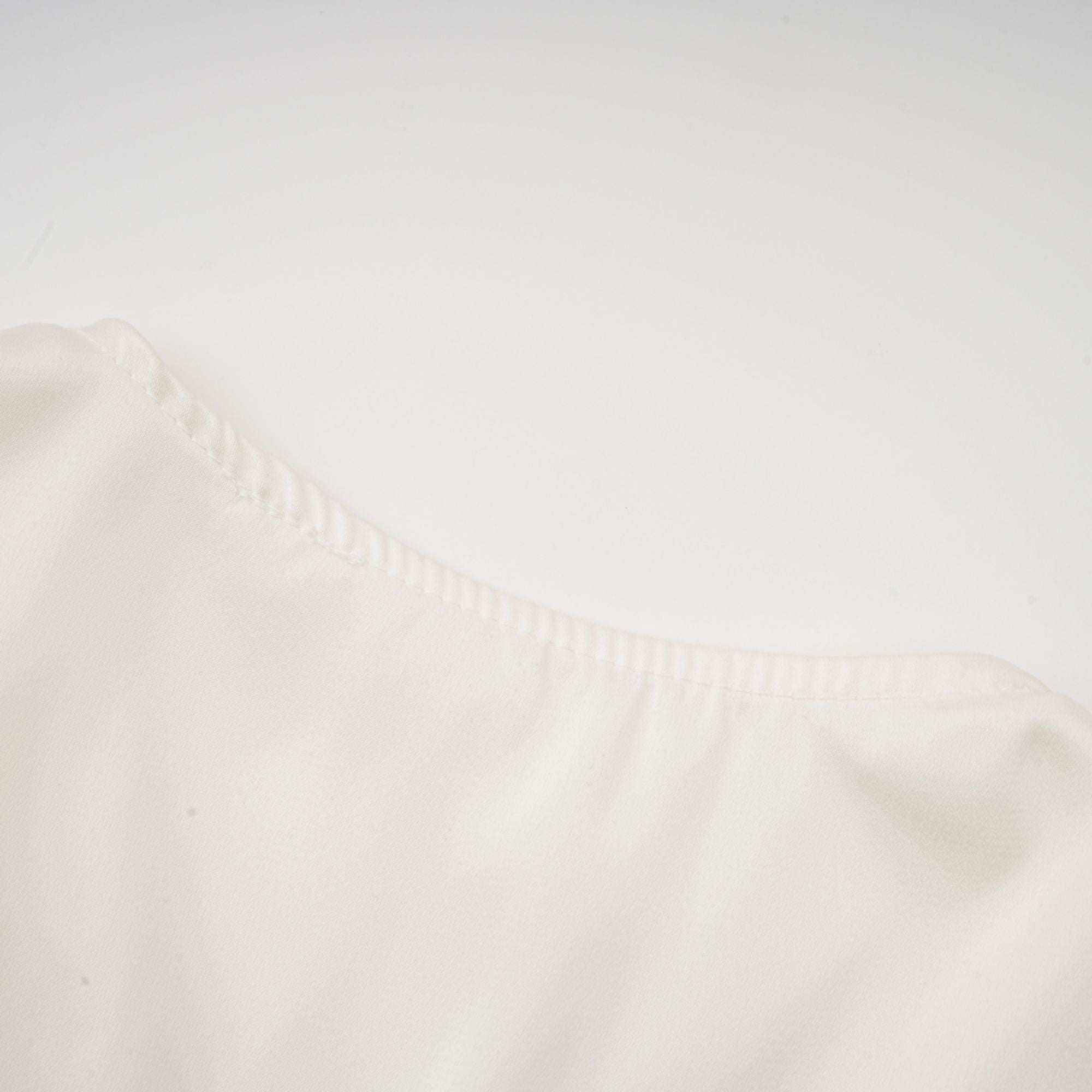 بلوزة نوريا البيضاء المقصوصة بنقشة زهور صناعية