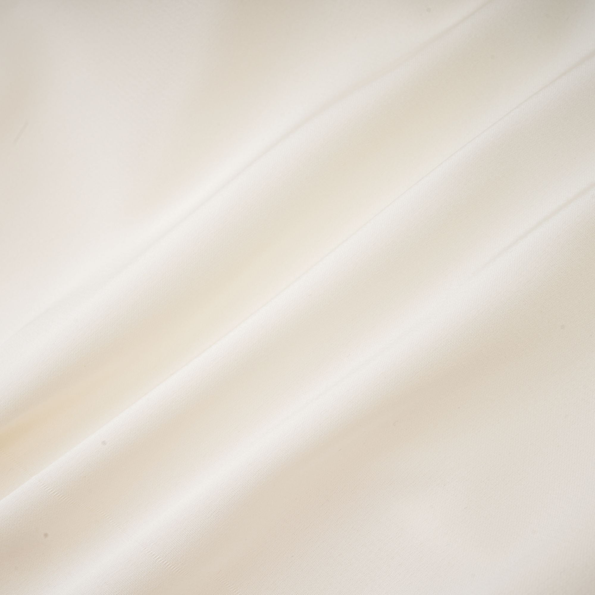 بلوزة نوريا البيضاء المقصوصة بنقشة زهور صناعية