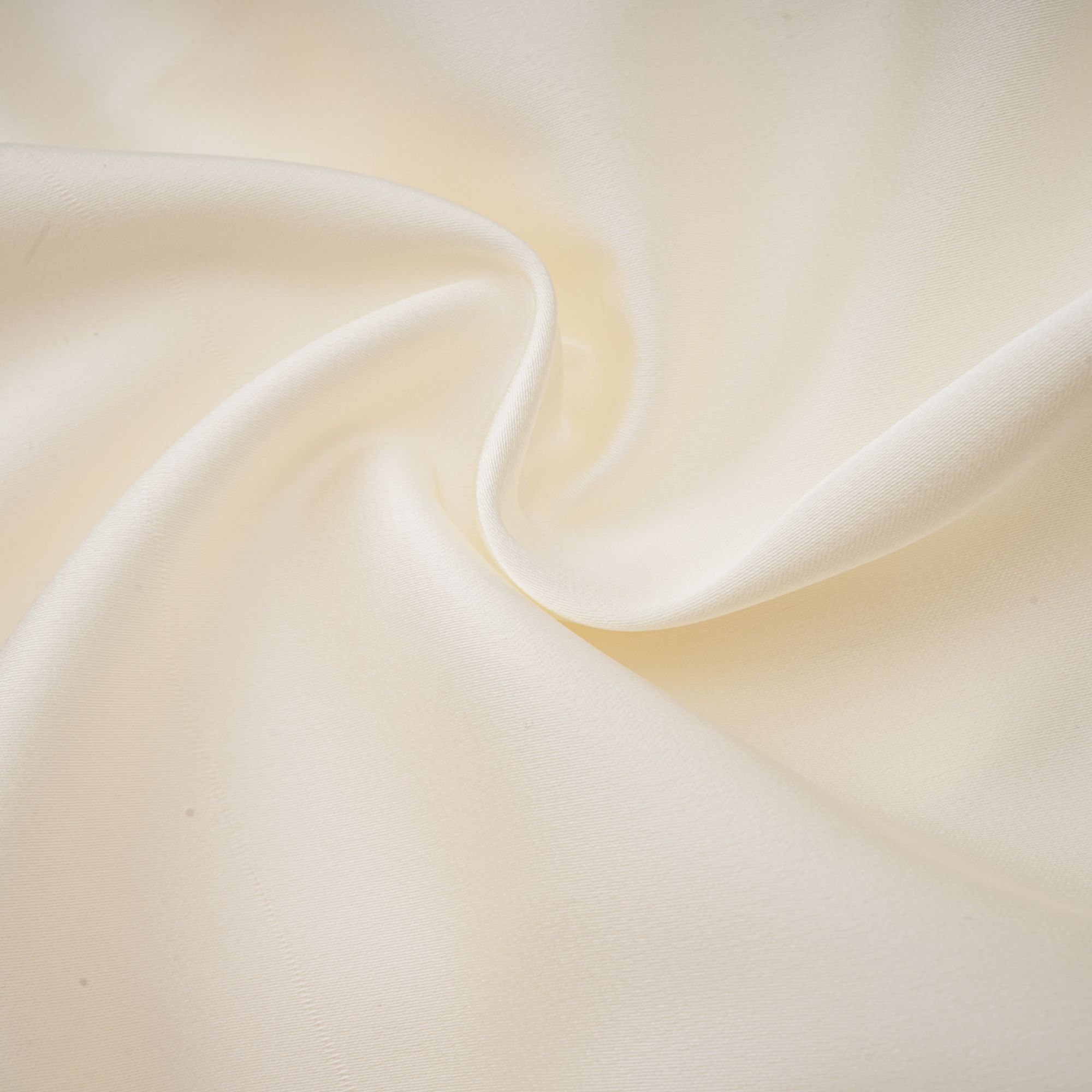 بلوزة نوريا البيضاء المقصوصة بنقشة زهور صناعية