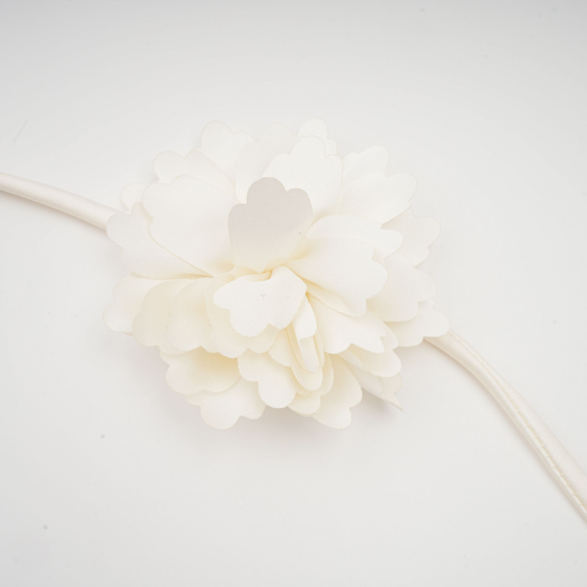 بلوزة نوريا البيضاء المقصوصة بنقشة زهور صناعية