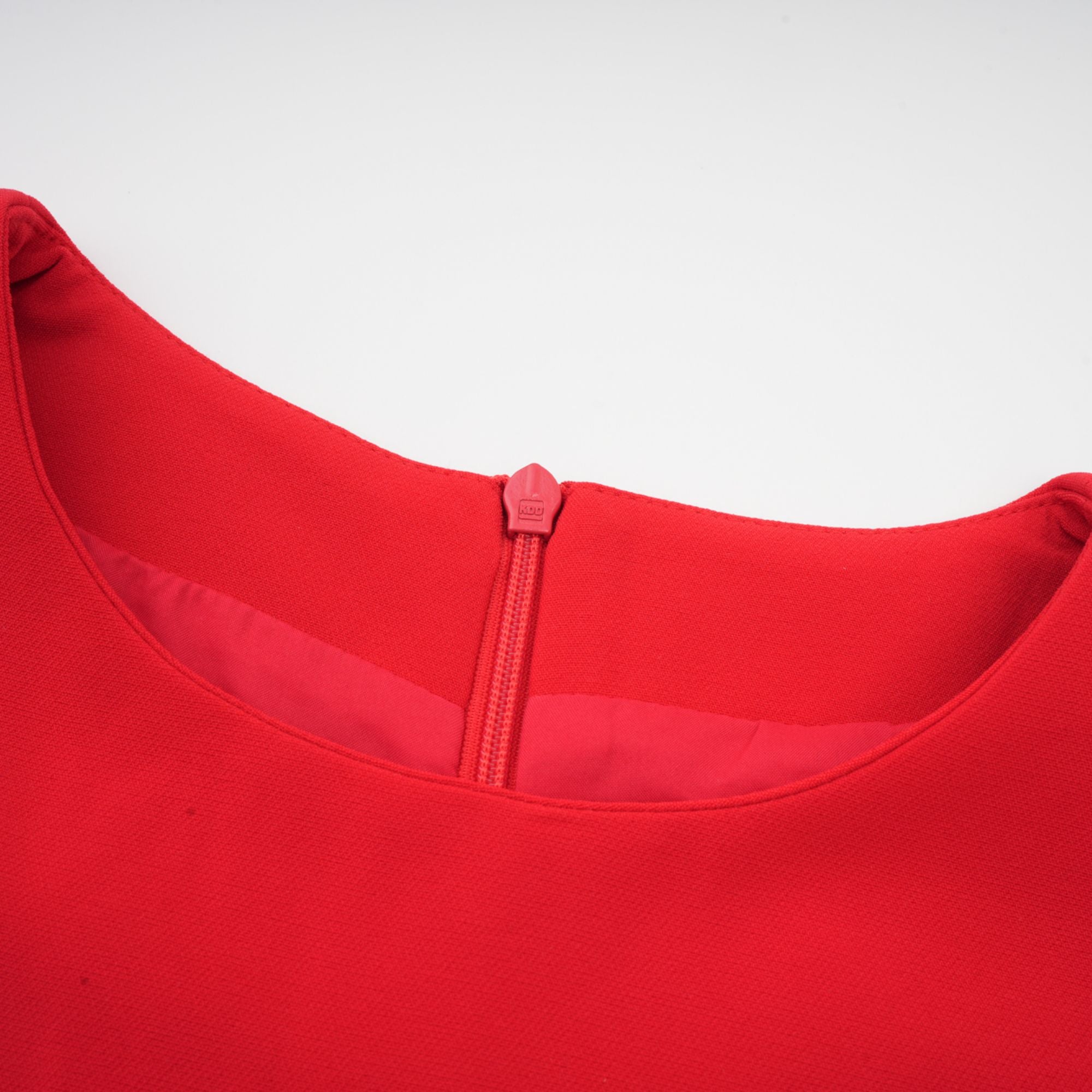 فستان أوريليا الأحمر بأكمام طويلة مع زخارف نباتية