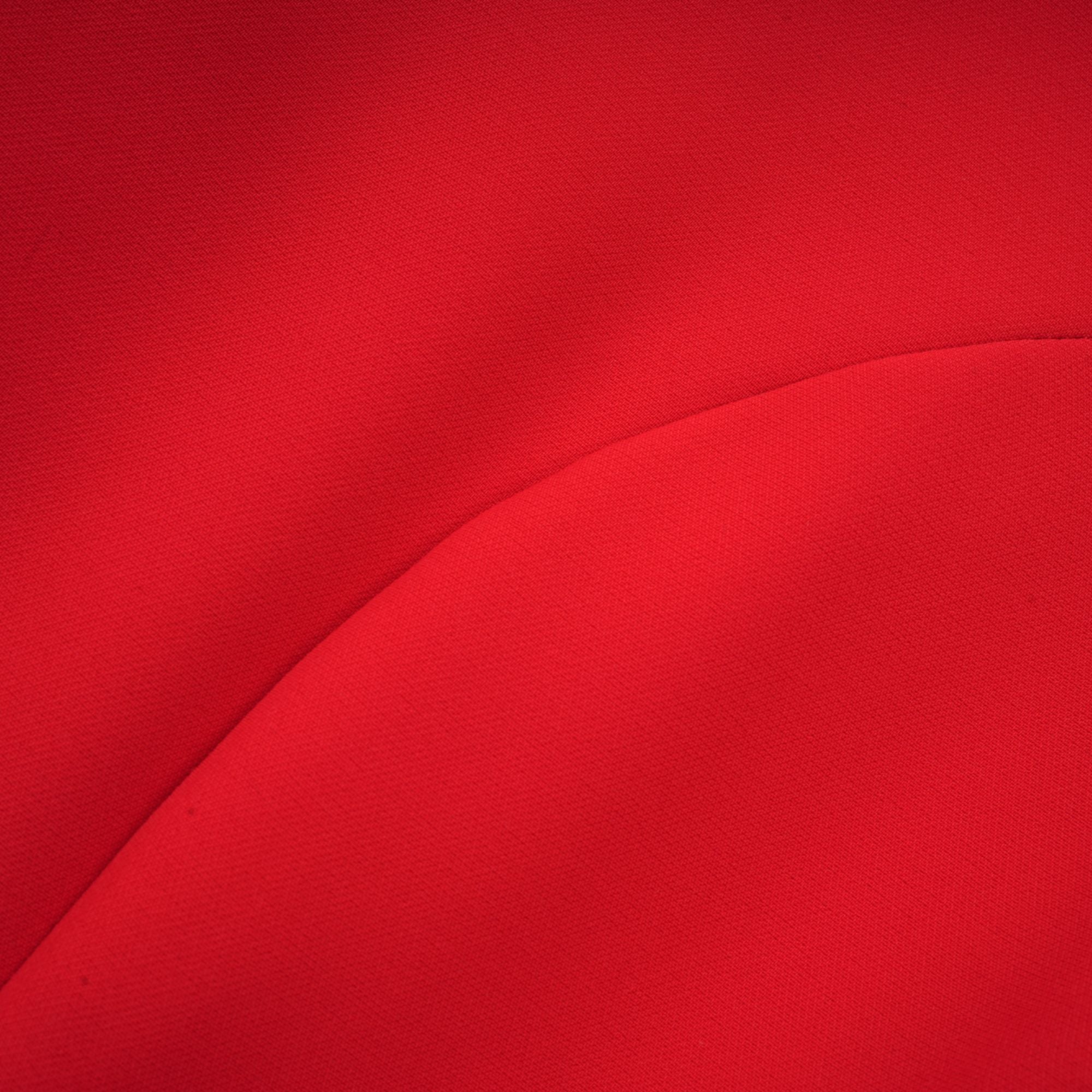 فستان أوريليا الأحمر بأكمام طويلة مع زخارف نباتية