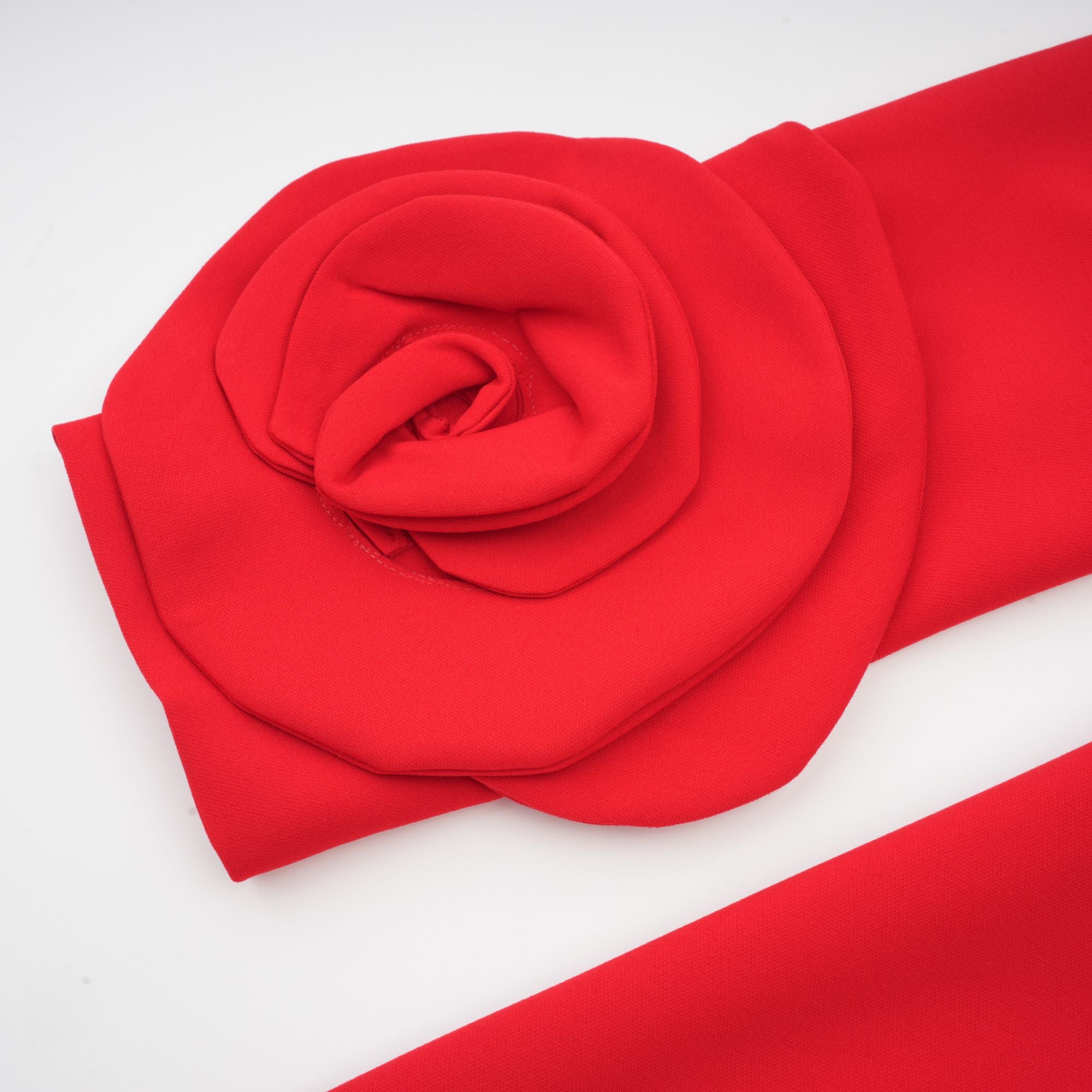 فستان أوريليا الأحمر بأكمام طويلة مع زخارف نباتية