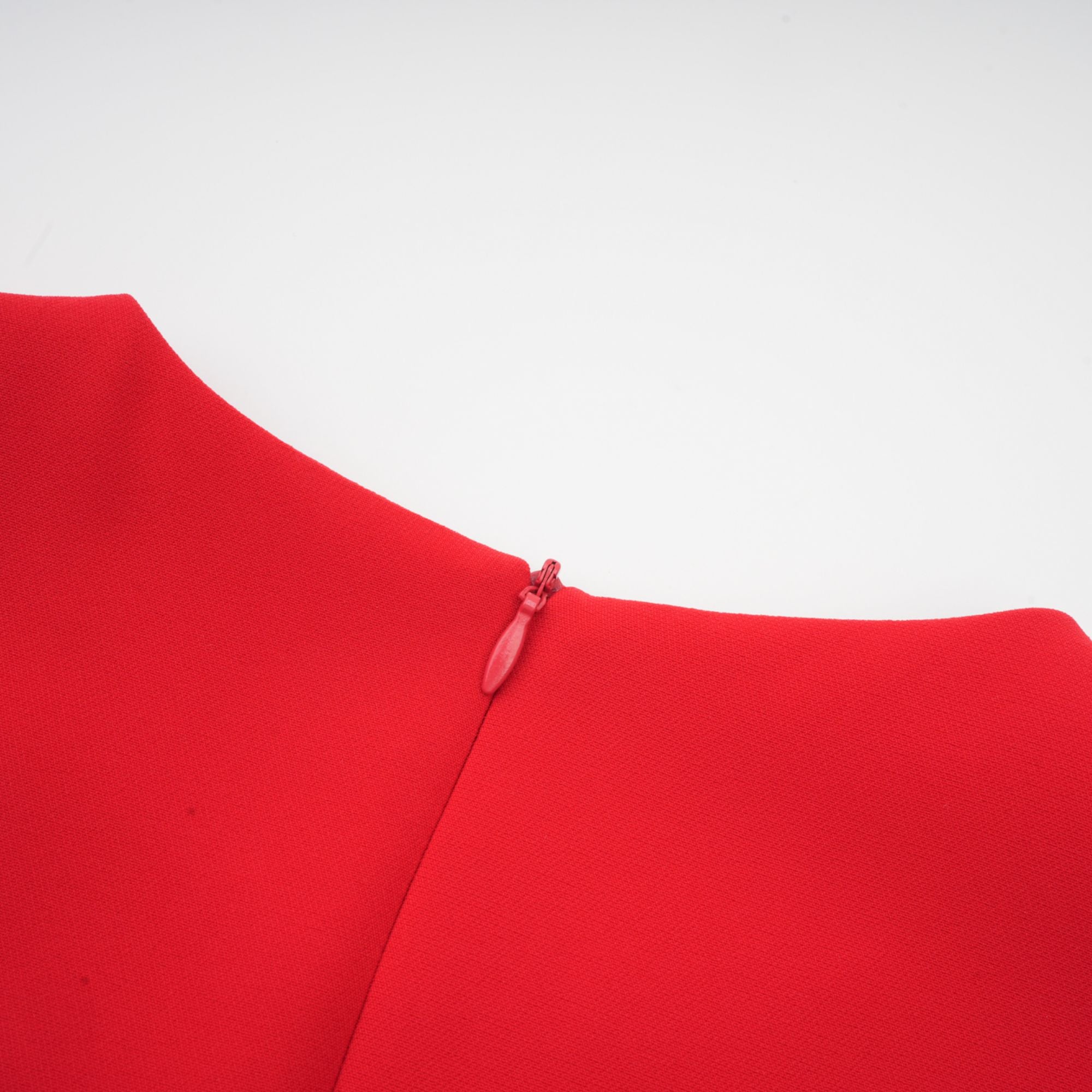 فستان أوريليا الأحمر بأكمام طويلة مع زخارف نباتية