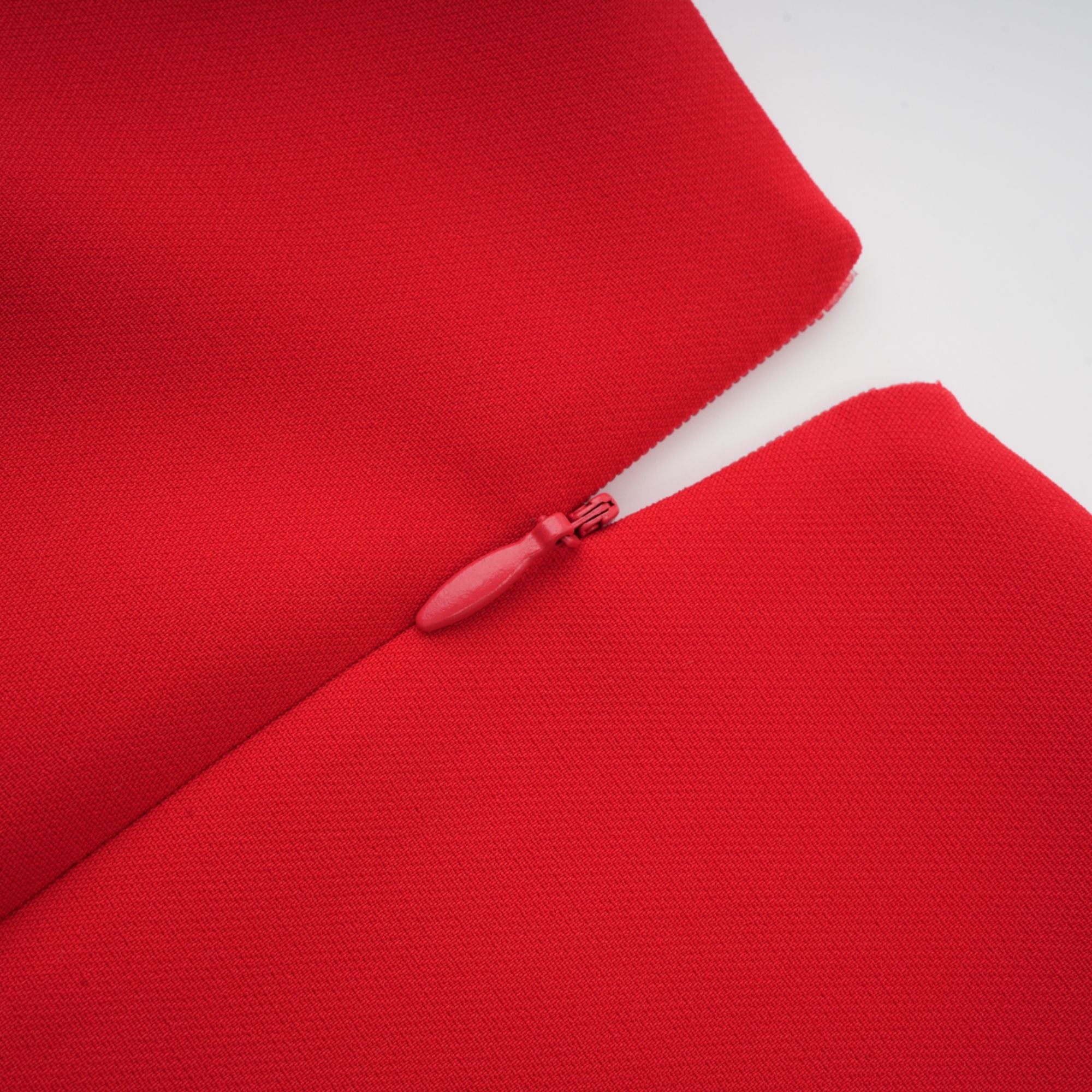 فستان أوريليا الأحمر بأكمام طويلة مع زخارف نباتية