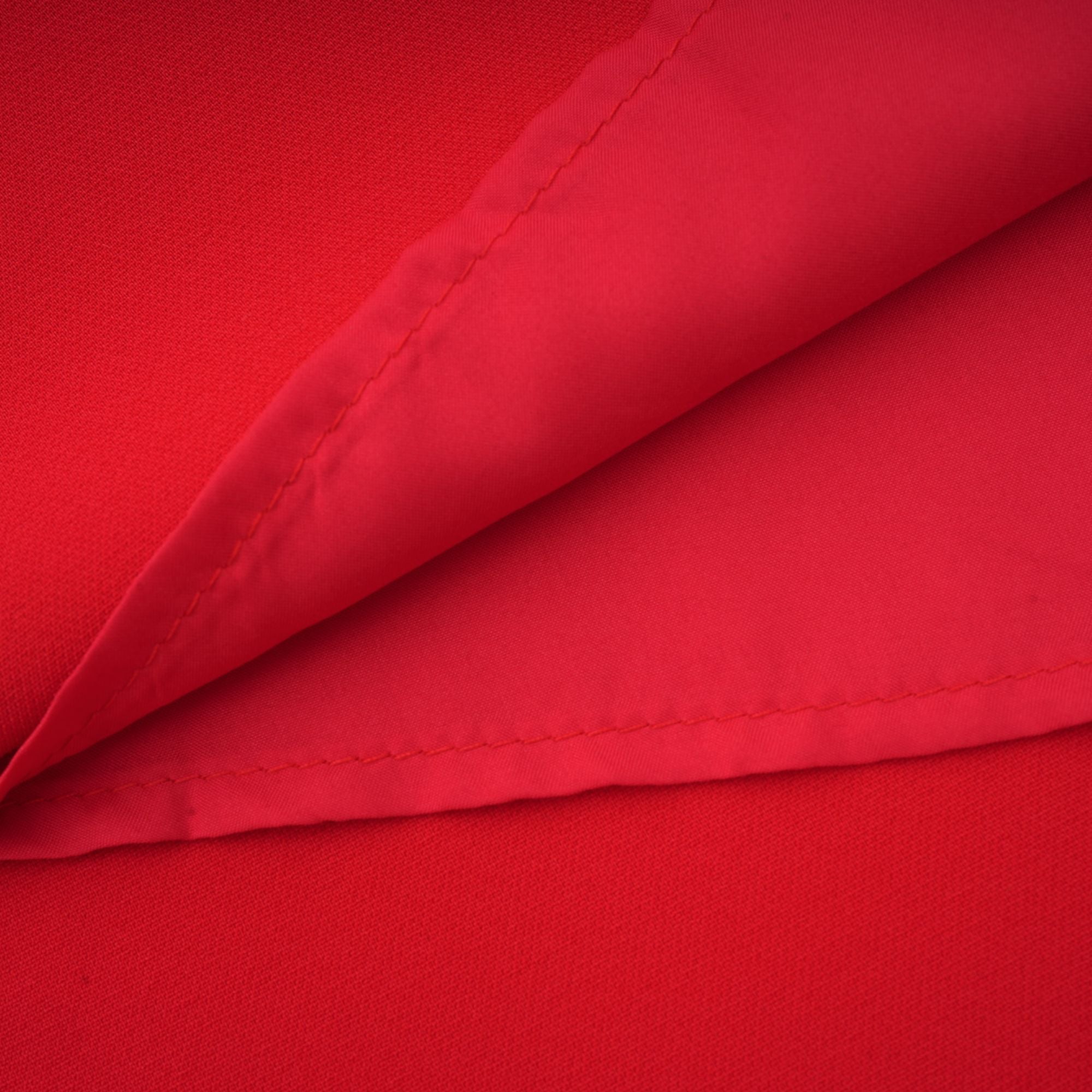 فستان أوريليا الأحمر بأكمام طويلة مع زخارف نباتية