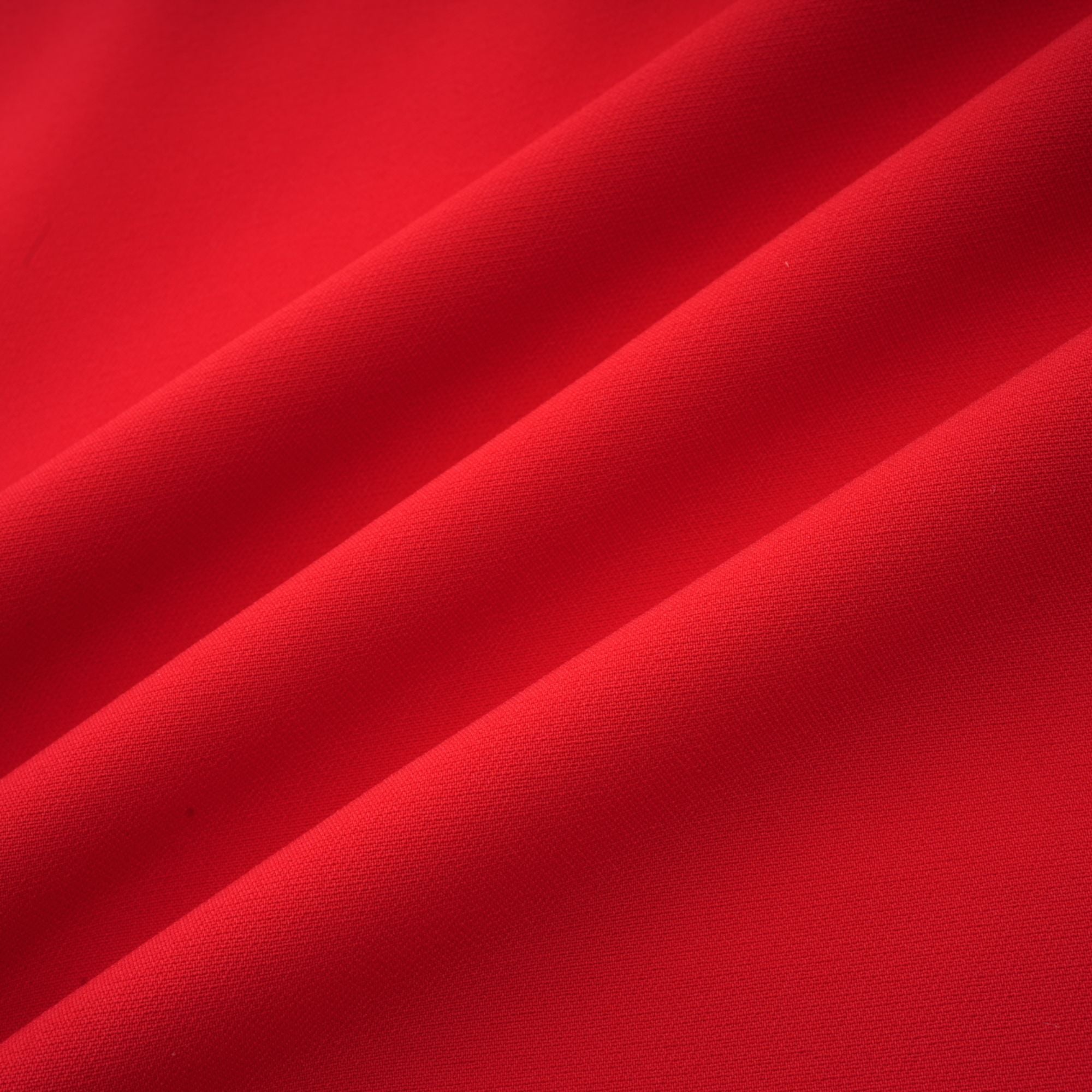 فستان أوريليا الأحمر بأكمام طويلة مع زخارف نباتية