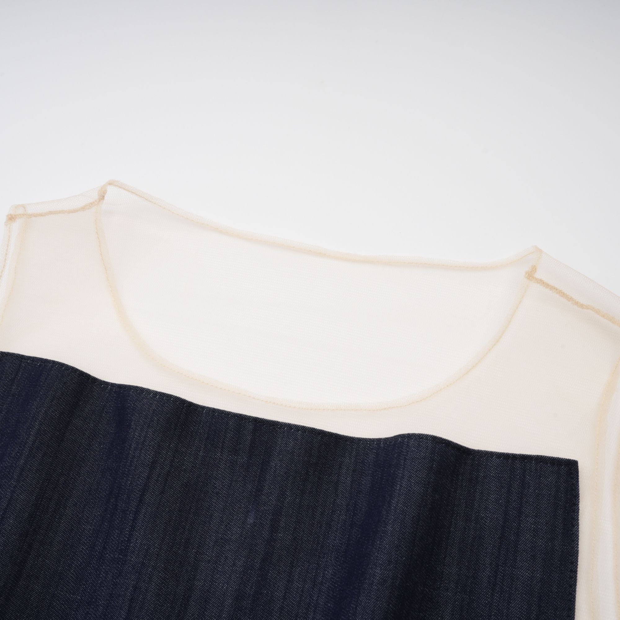 بدلة جسم شفافة من قماش الدنيم باللون الأزرق الرملي