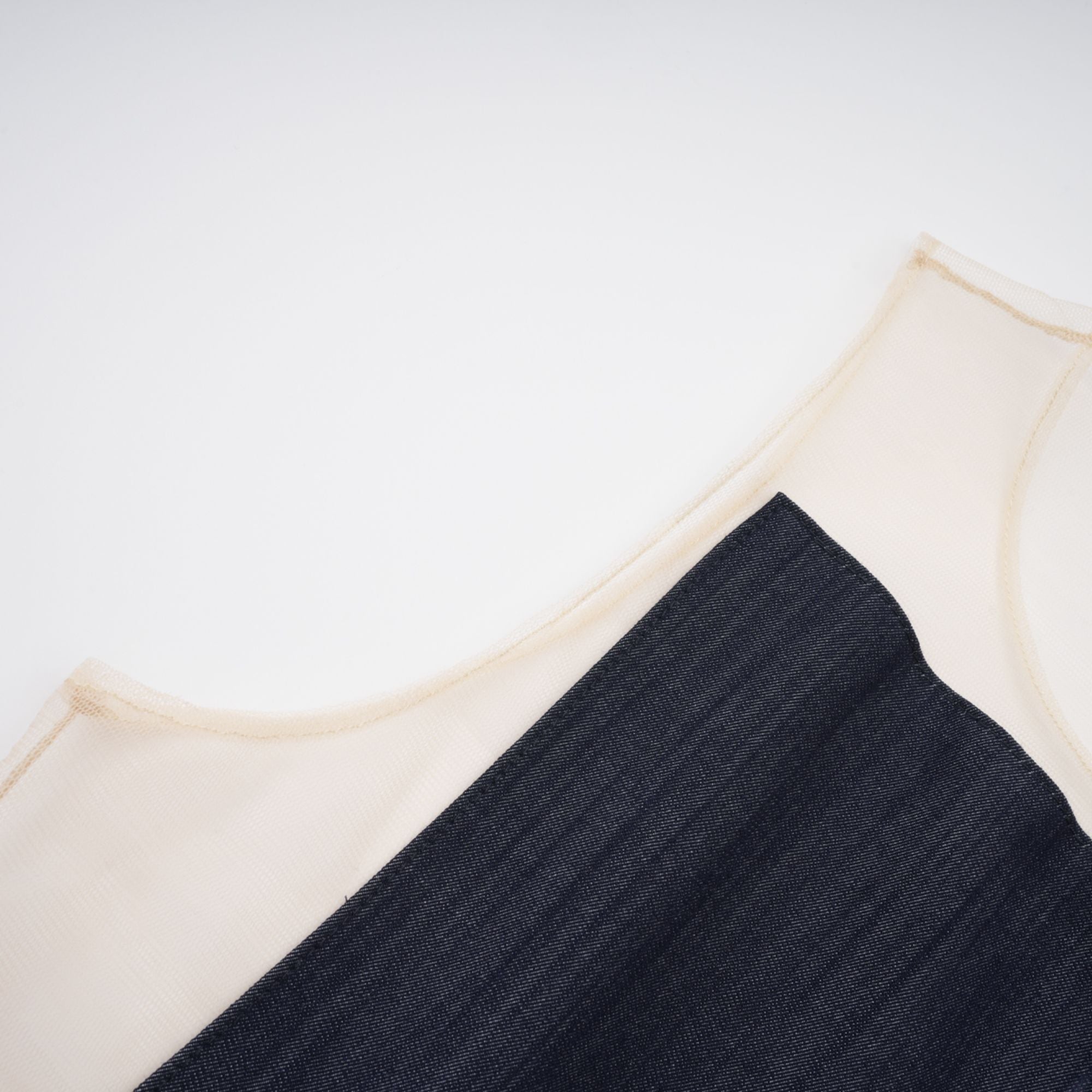 بدلة جسم شفافة من قماش الدنيم باللون الأزرق الرملي