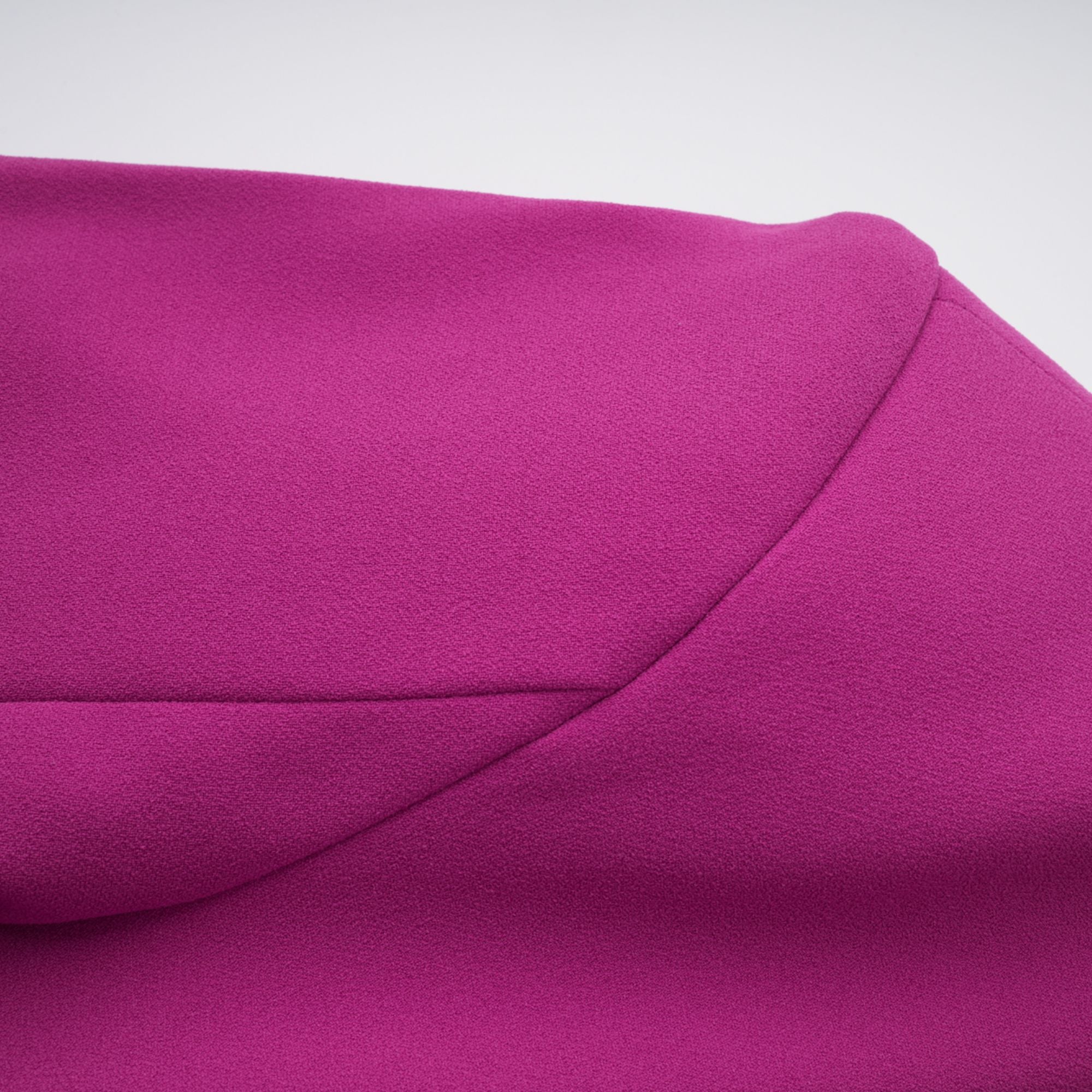 فستان حورية البحر الفوشيا الرائع بتفاصيل فتحة المفتاح