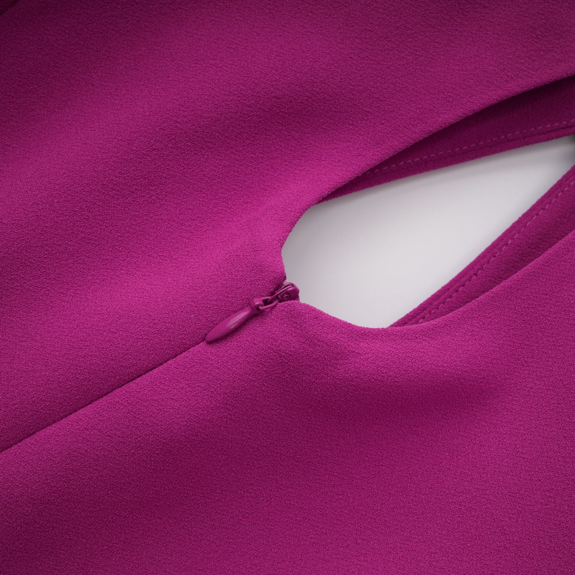 فستان حورية البحر الفوشيا الرائع بتفاصيل فتحة المفتاح