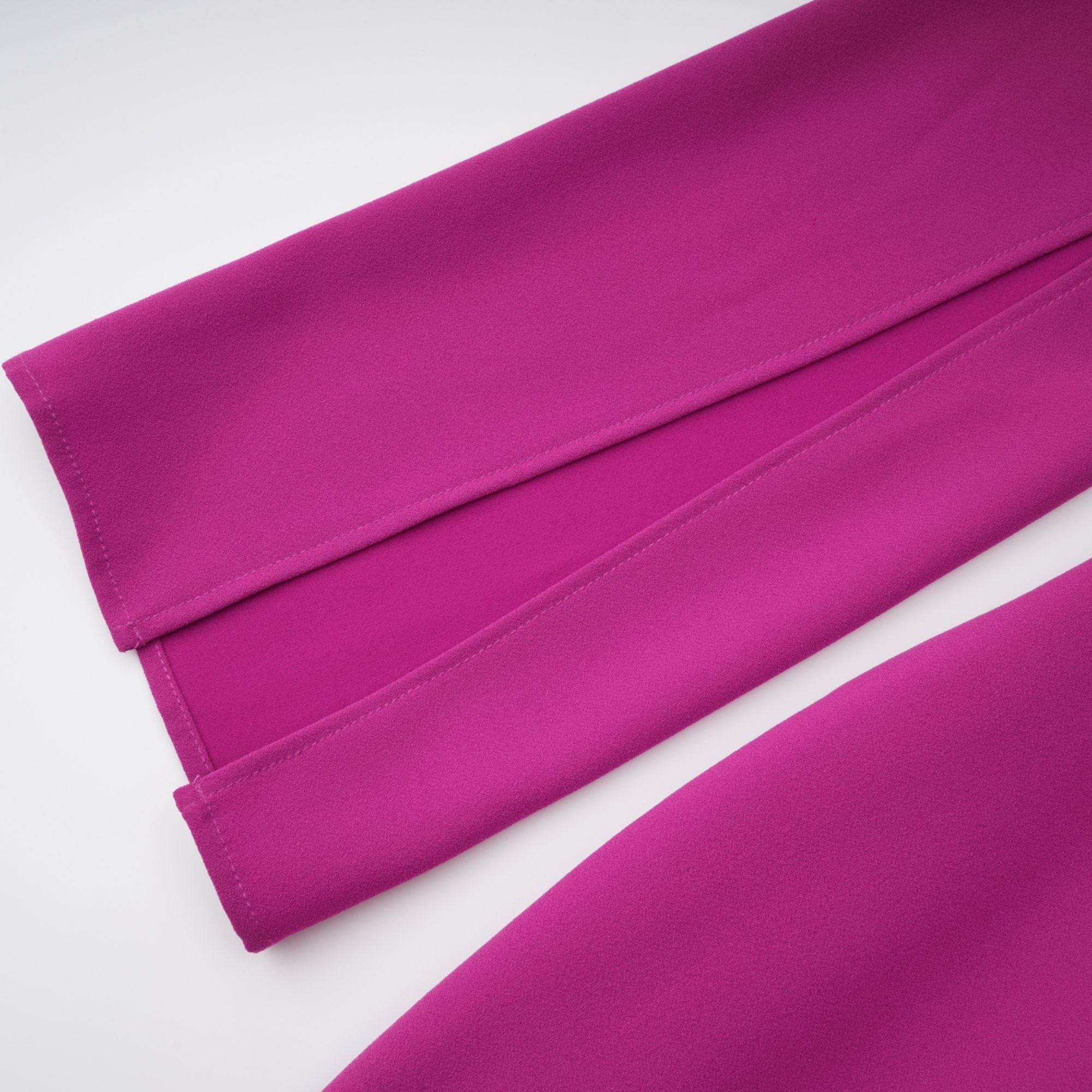 فستان حورية البحر الفوشيا الرائع بتفاصيل فتحة المفتاح