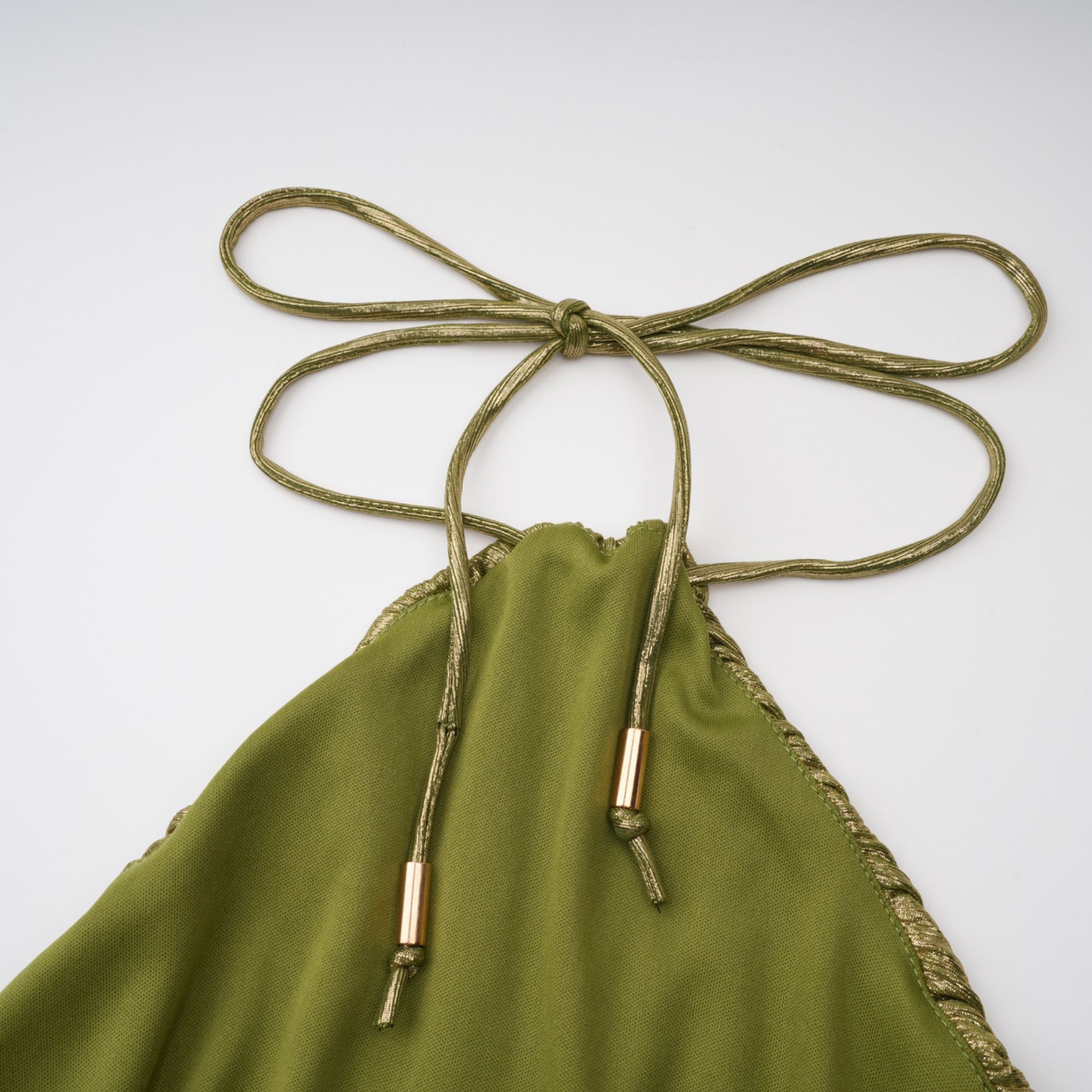 فستان ماكسي مطوية باللون الأخضر اللامع من ألكيمي