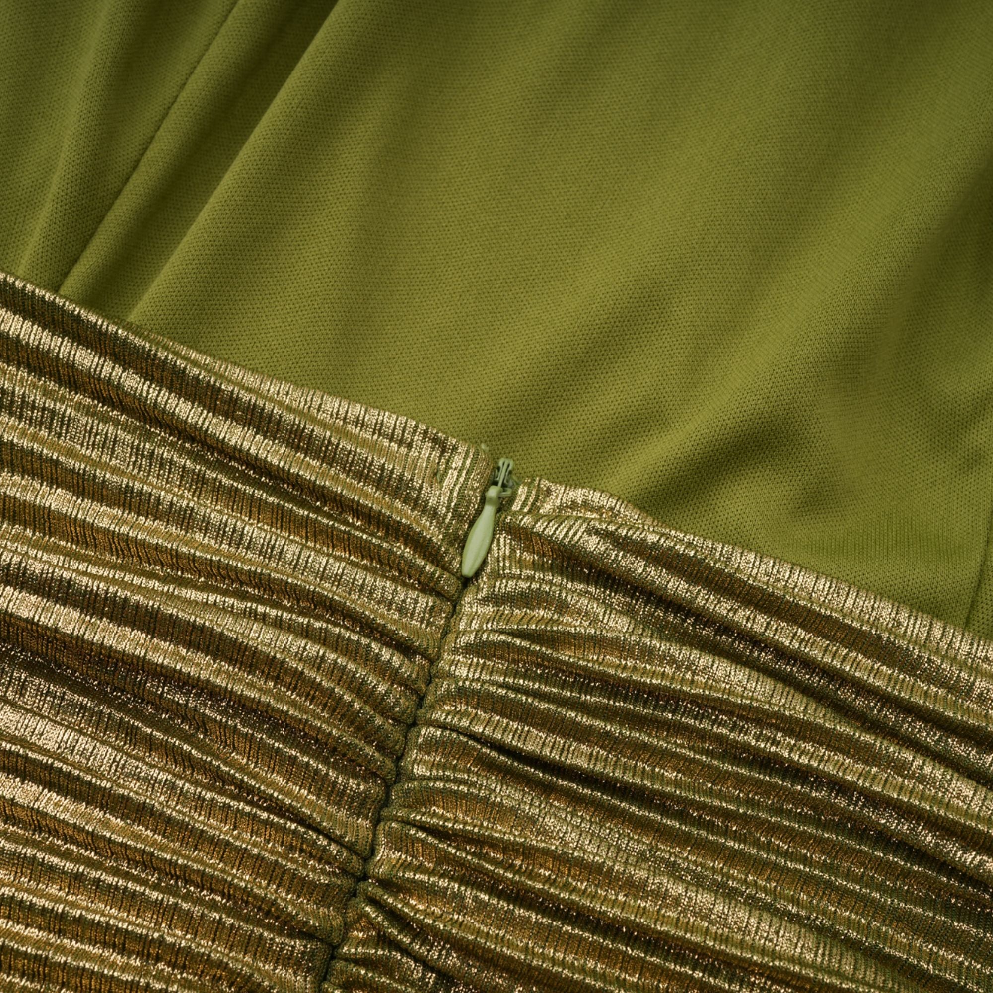 فستان ماكسي مطوية باللون الأخضر اللامع من ألكيمي