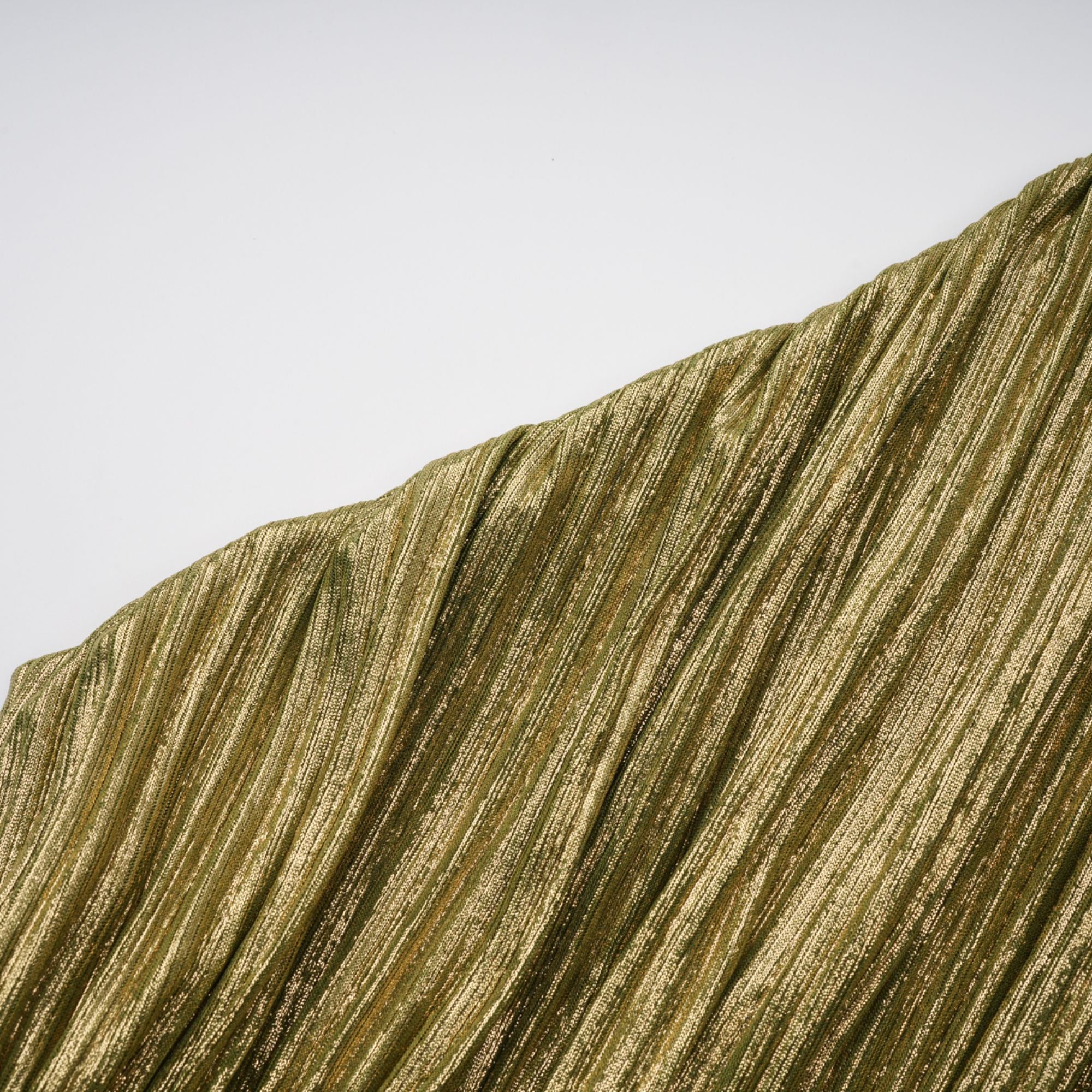 فستان ماكسي مطوية باللون الأخضر اللامع من ألكيمي