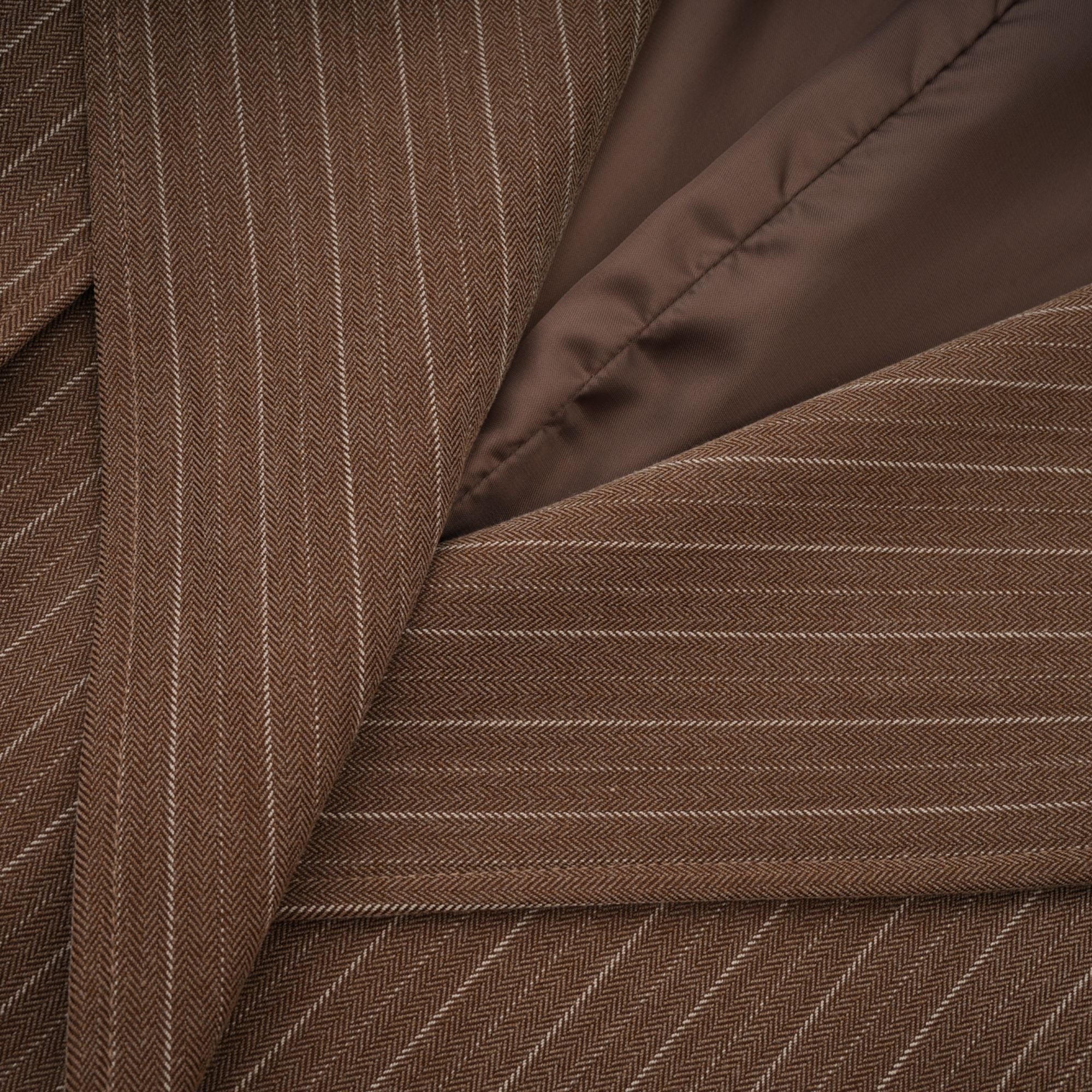 طقم معطف طويل مخطط وبنطلون من كليمانس براون