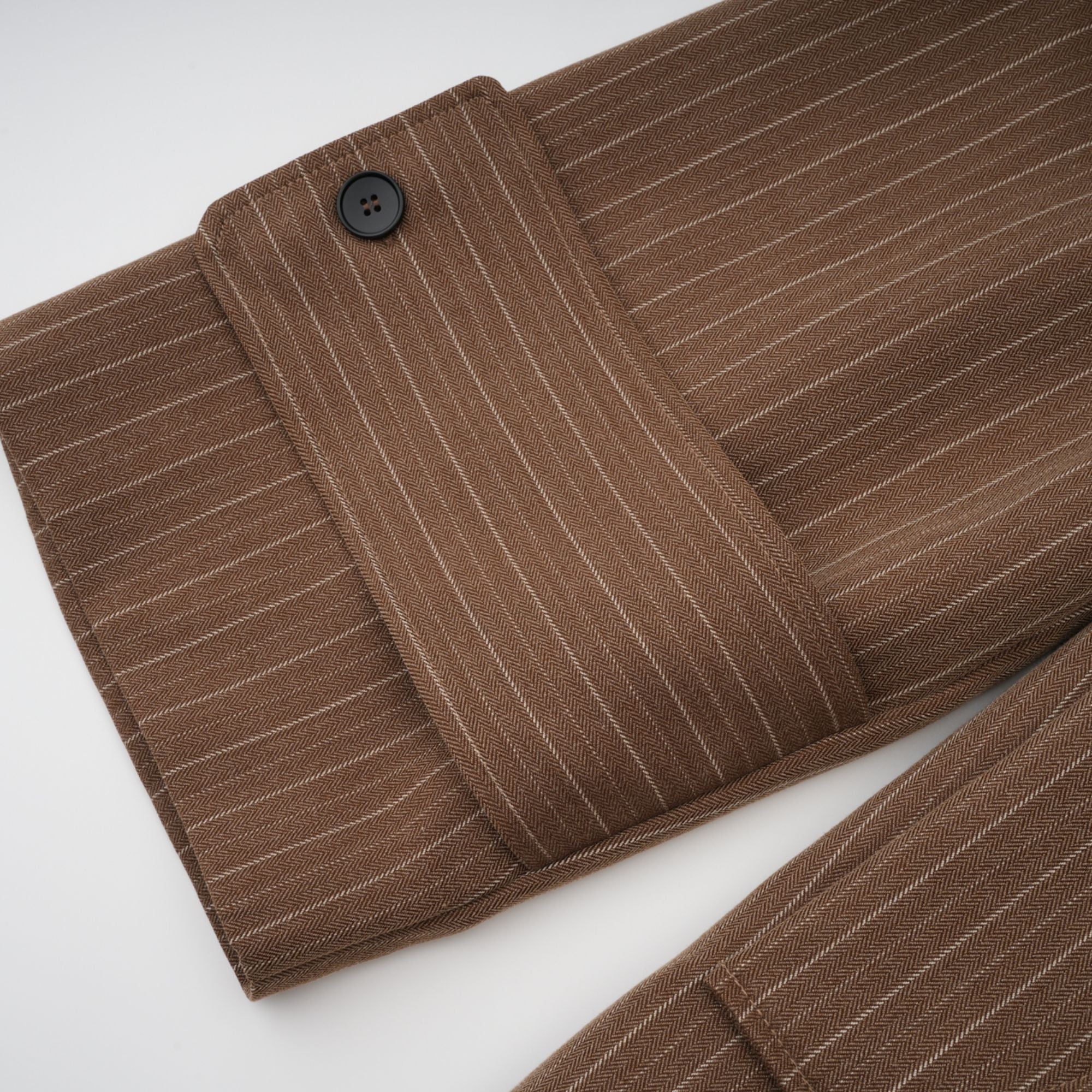 طقم معطف طويل مخطط وبنطلون من كليمانس براون