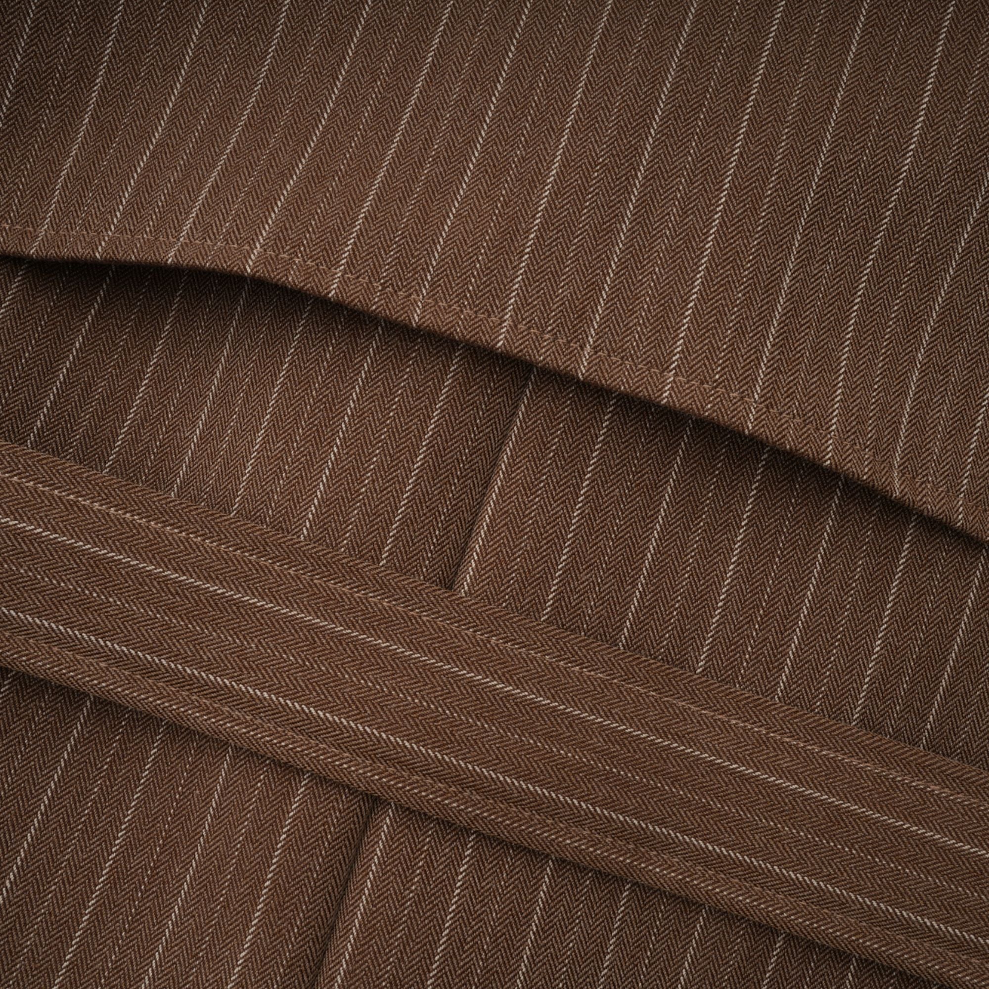 طقم معطف طويل مخطط وبنطلون من كليمانس براون