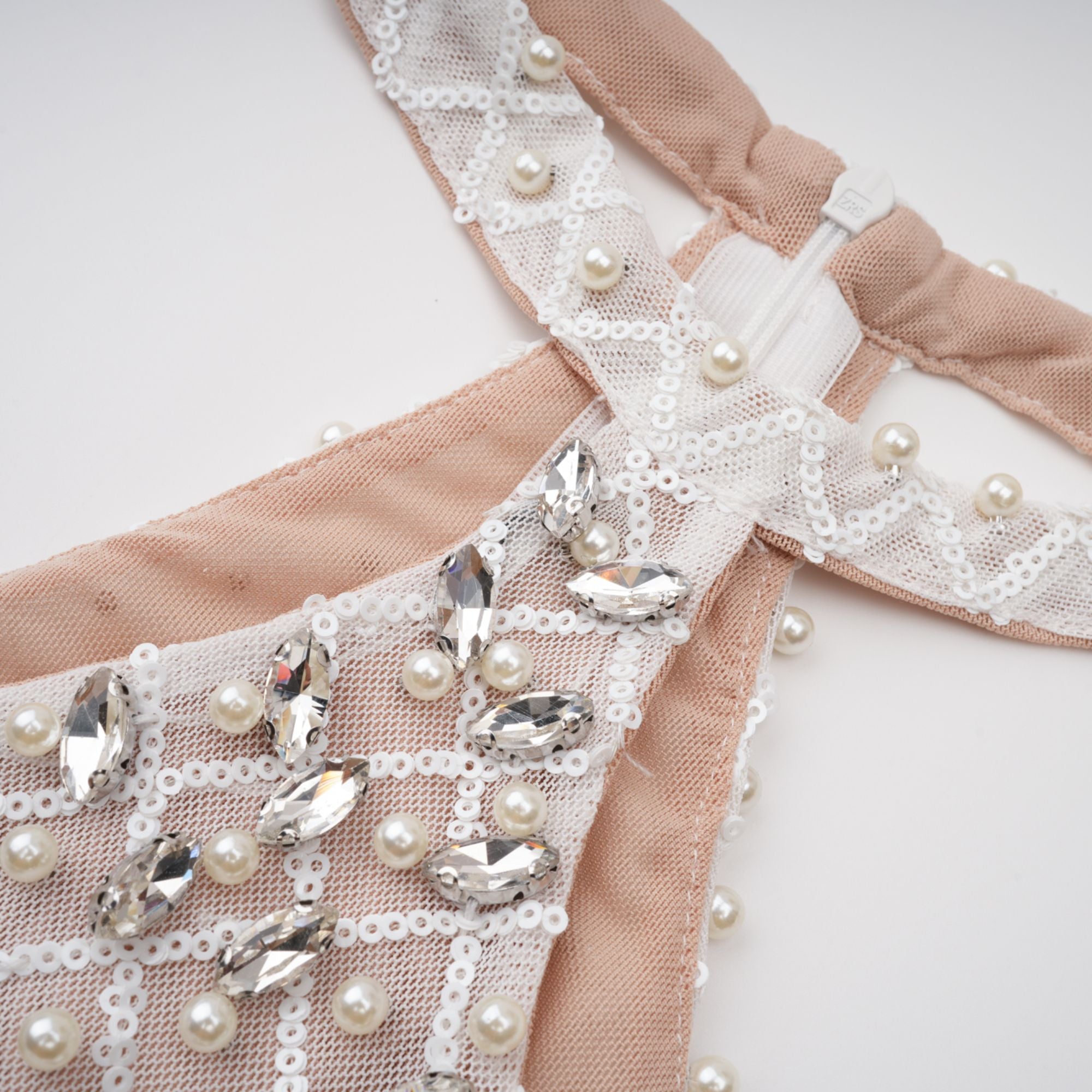 فستان ماكسي أبيض مزين بفتحة رقبة على شكل حرف V من كلودين