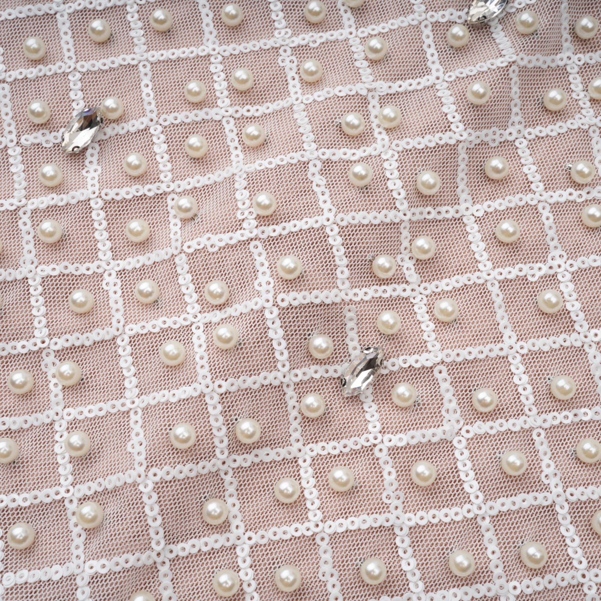 فستان ماكسي أبيض مزين بفتحة رقبة على شكل حرف V من كلودين