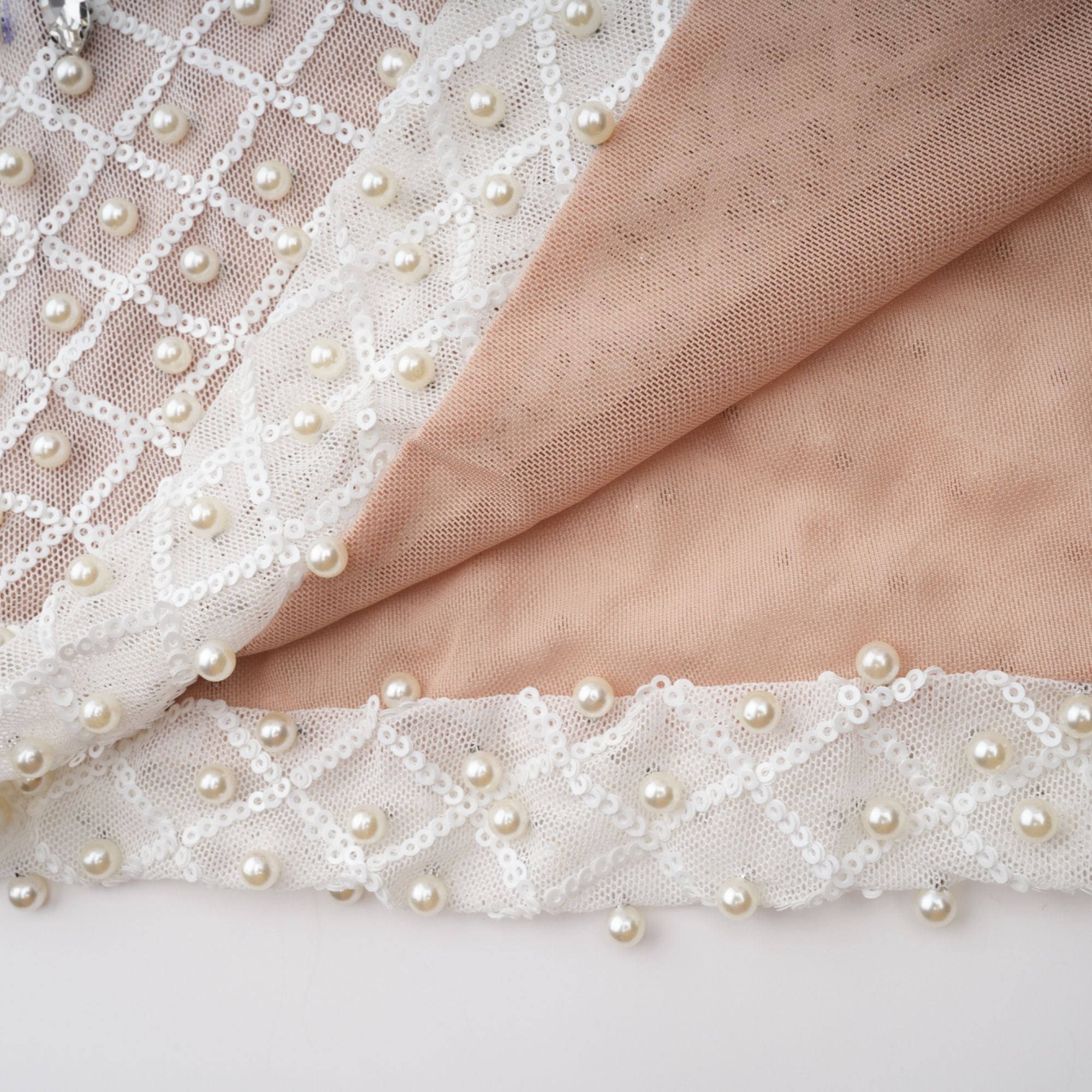 فستان ماكسي أبيض مزين بفتحة رقبة على شكل حرف V من كلودين